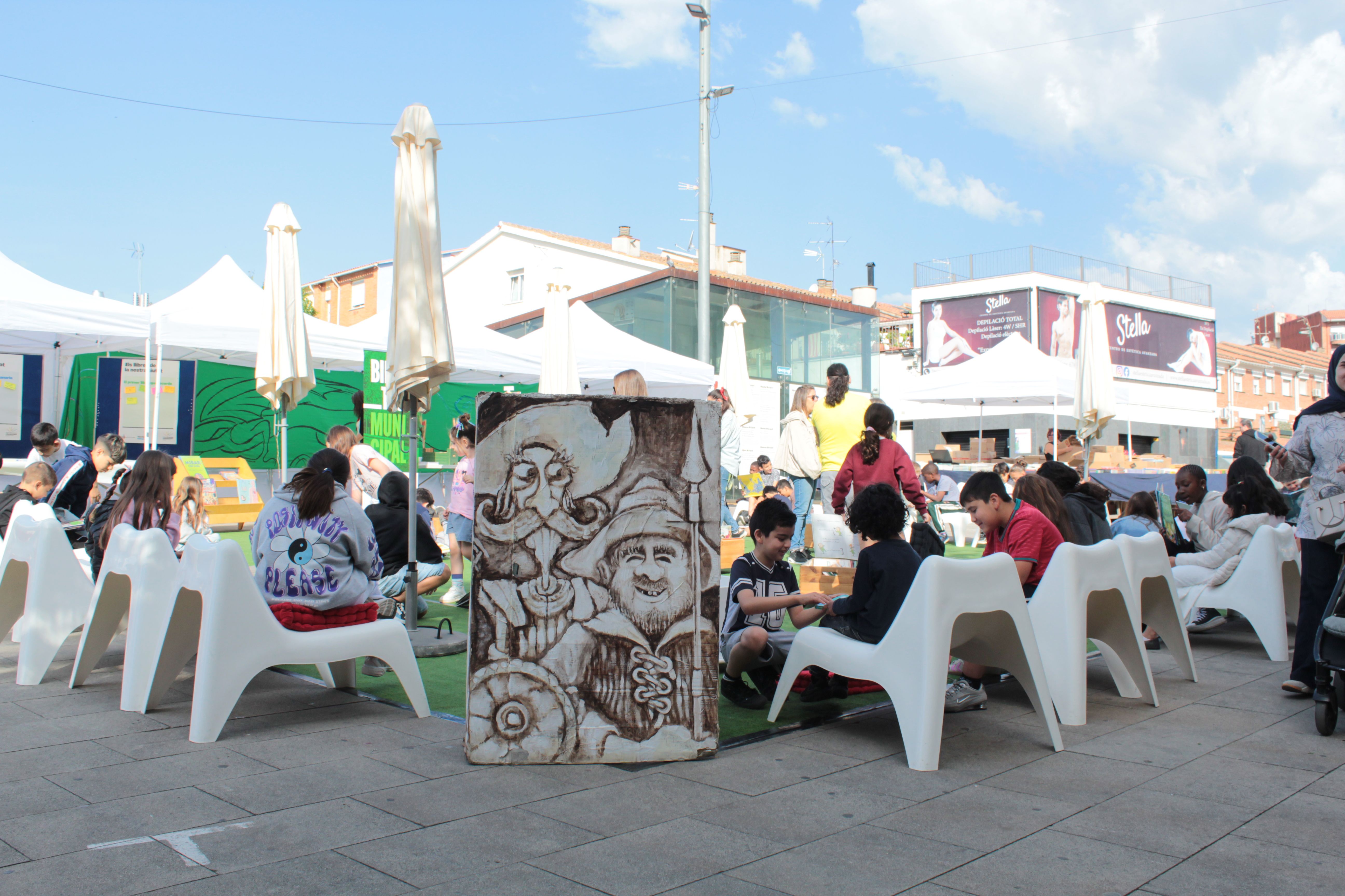 Roses i llibres han omplert aquest dijous la plaça Pere Quart amb motiu de la diada de Sant Jordi. FOTO Sergio Sánchez (8)