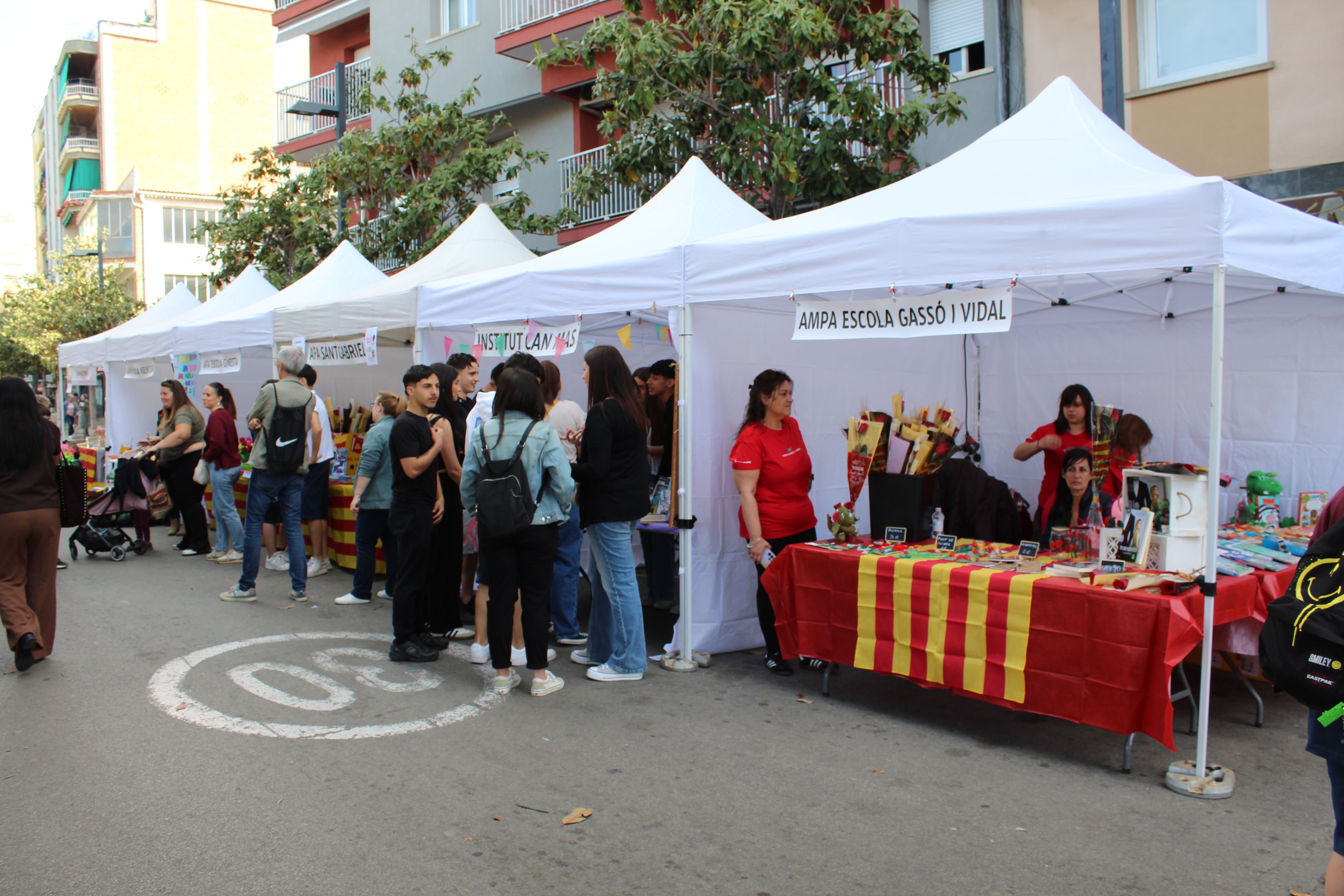 Roses i llibres han omplert aquest dijous la plaça Pere Quart amb motiu de la diada de Sant Jordi. FOTO Sergio Sánchez (9)