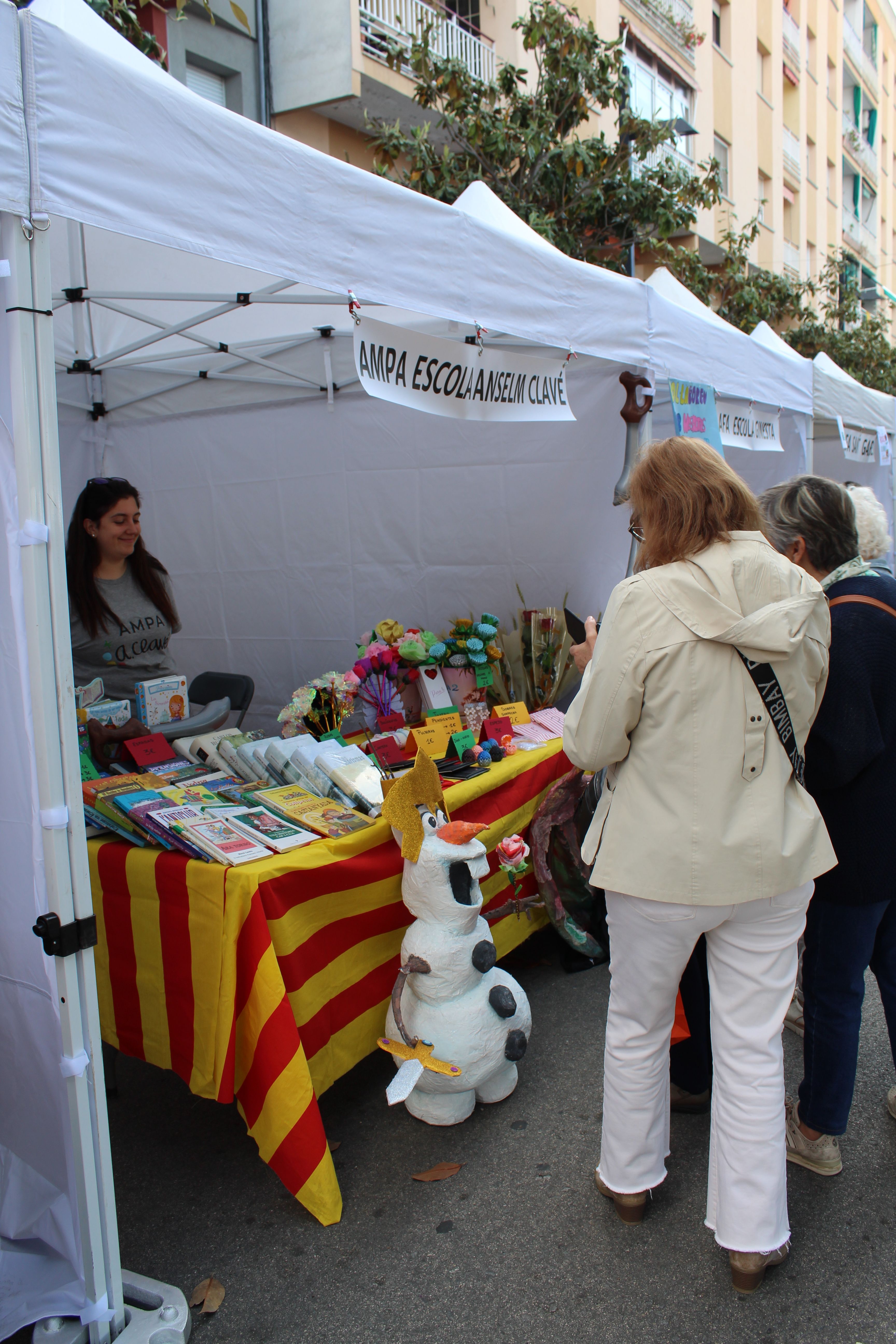 Roses i llibres han omplert aquest dijous la plaça Pere Quart amb motiu de la diada de Sant Jordi. FOTO Sergio Sánchez (11)