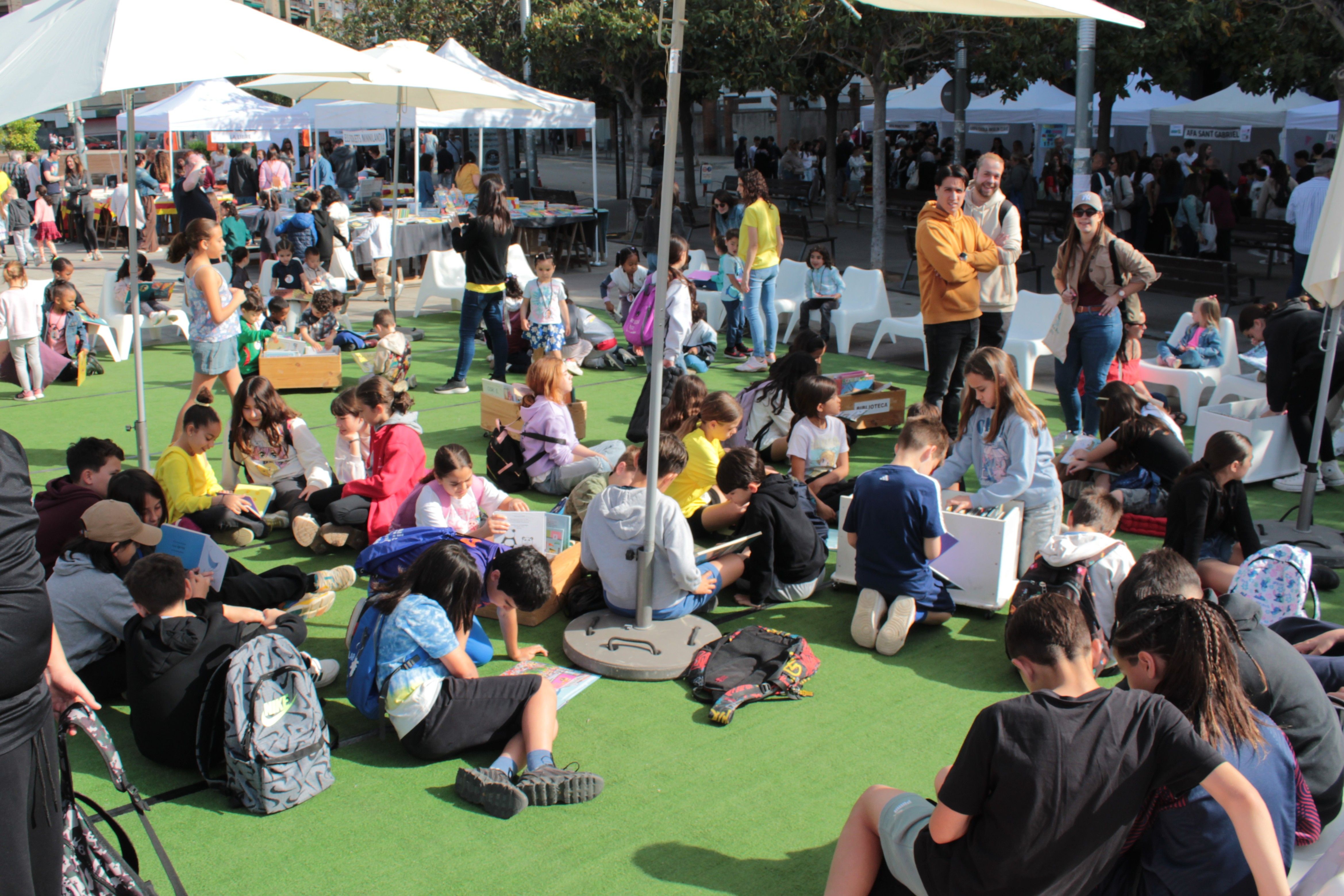 Roses i llibres han omplert aquest dijous la plaça Pere Quart amb motiu de la diada de Sant Jordi. FOTO Sergio Sánchez (12)