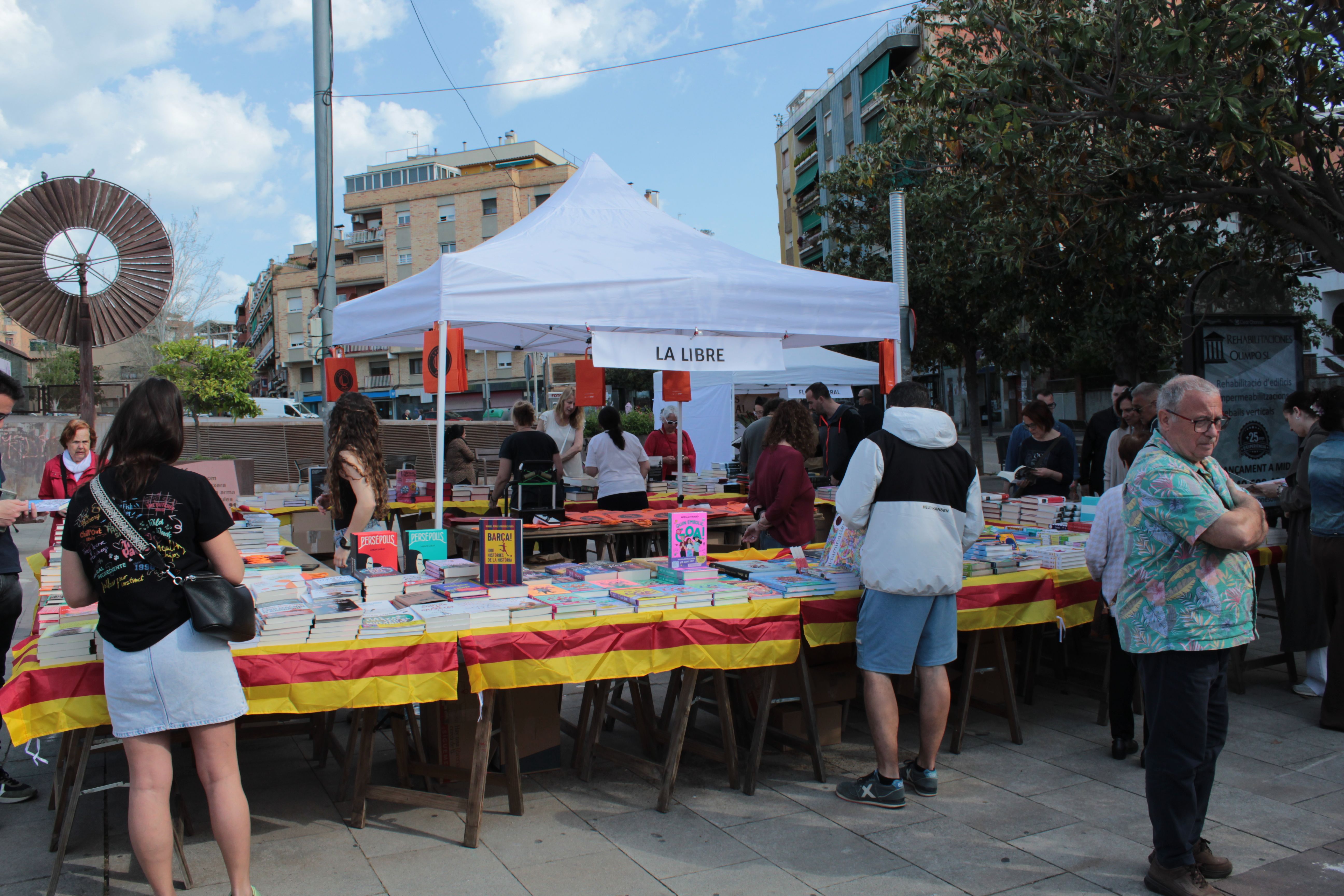 Roses i llibres han omplert aquest dijous la plaça Pere Quart amb motiu de la diada de Sant Jordi. FOTO Sergio Sánchez (13)