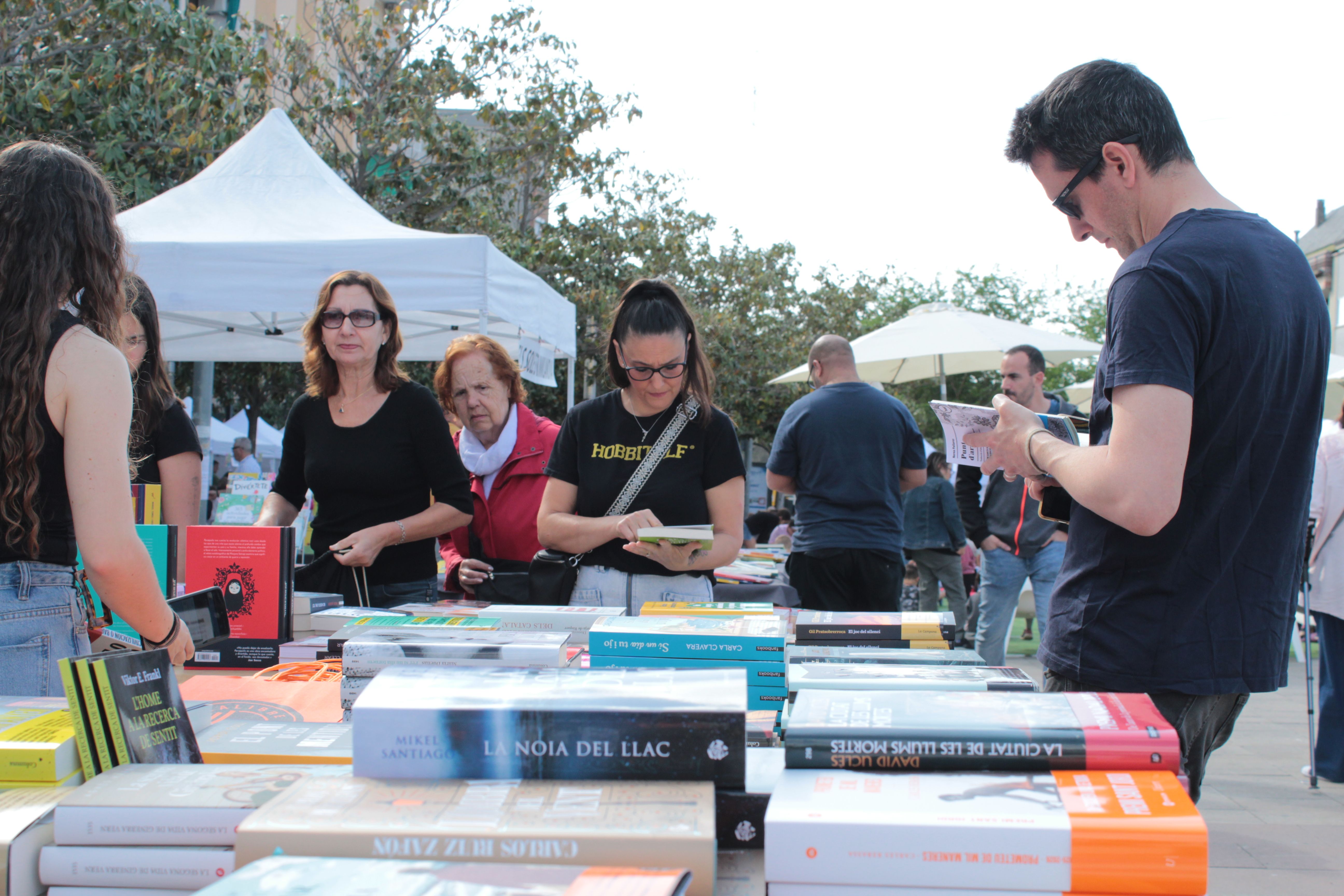Roses i llibres han omplert aquest dijous la plaça Pere Quart amb motiu de la diada de Sant Jordi. FOTO Sergio Sánchez (15)