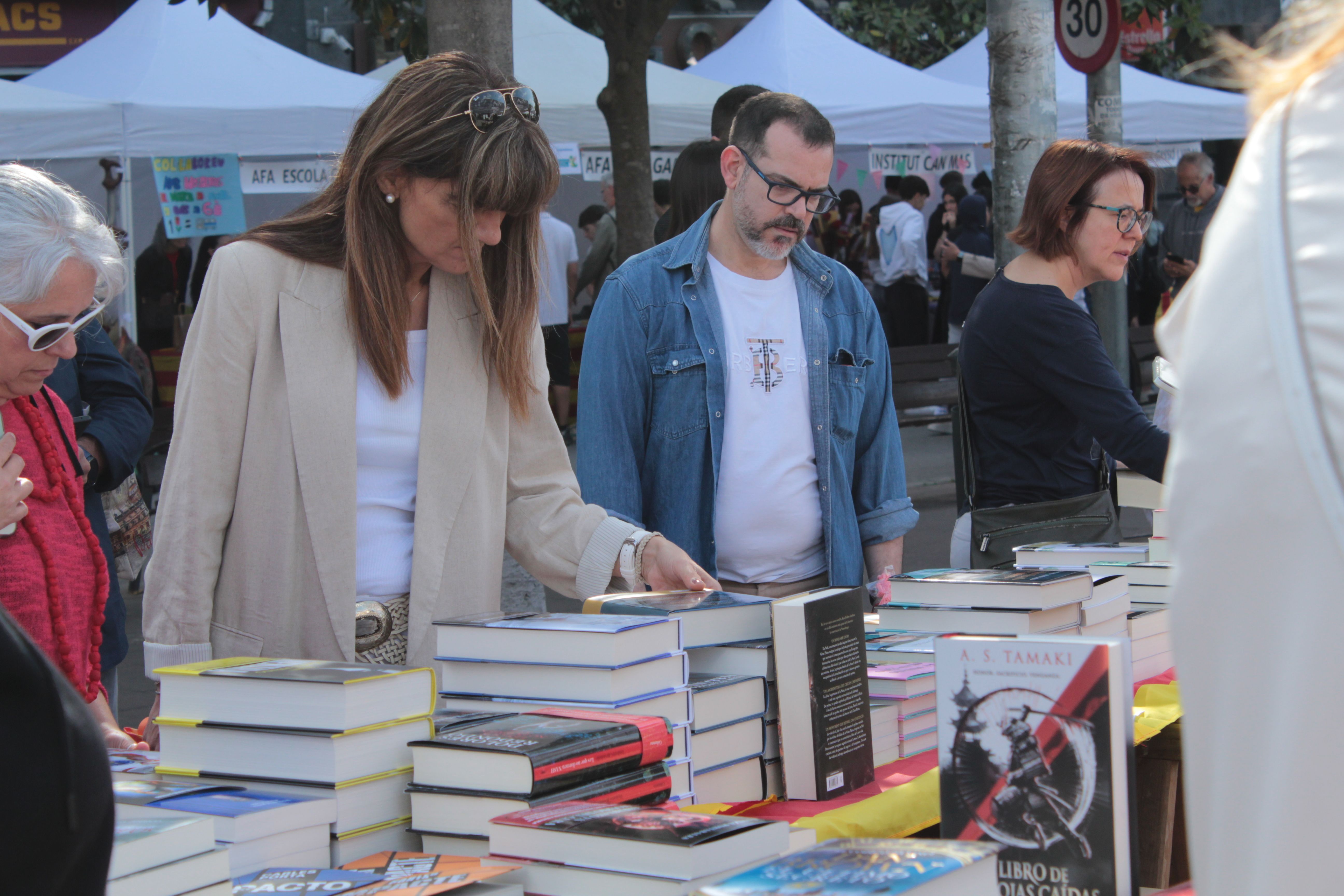 Roses i llibres han omplert aquest dijous la plaça Pere Quart amb motiu de la diada de Sant Jordi. FOTO Sergio Sánchez (16)