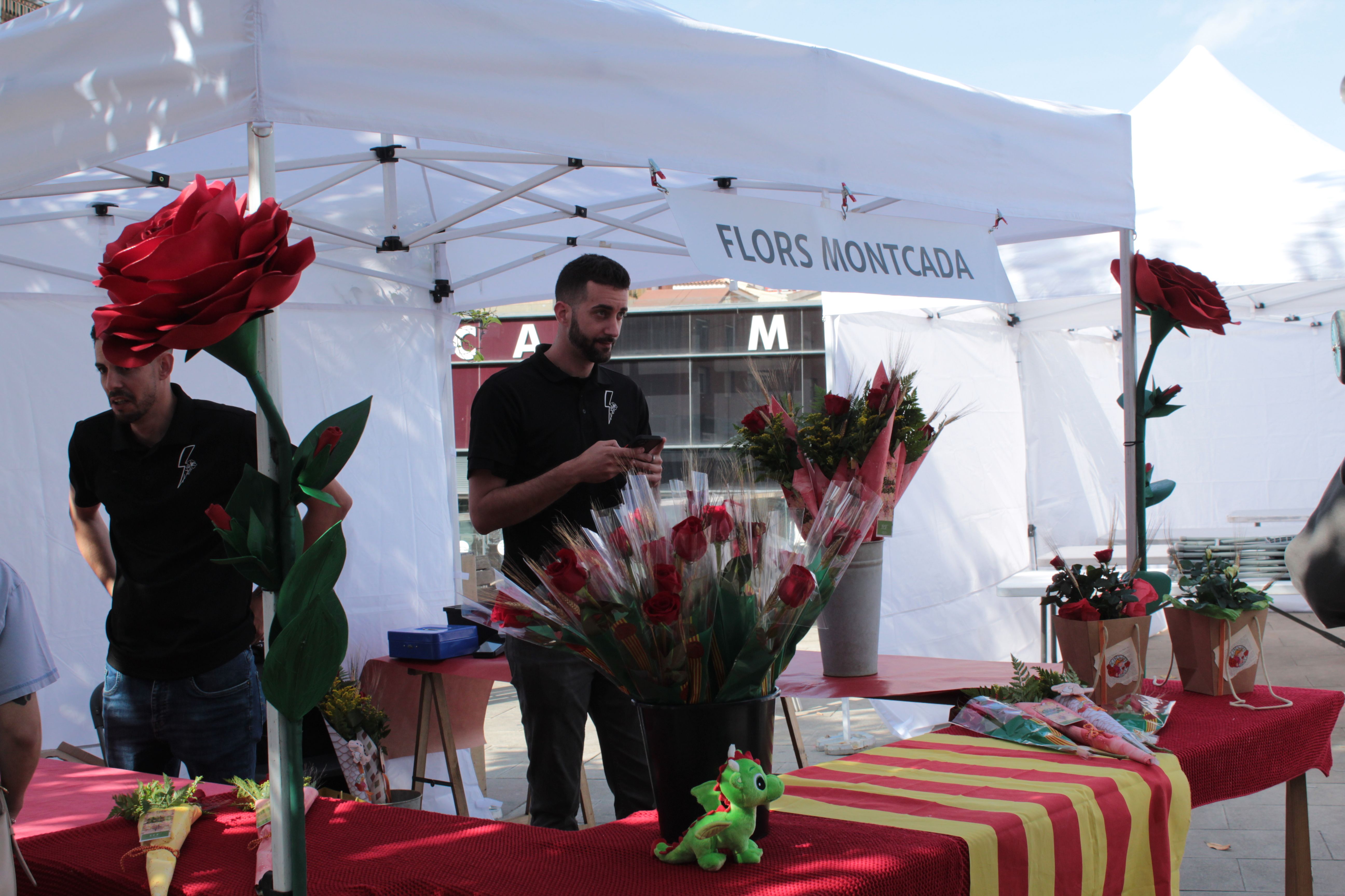 Roses i llibres han omplert aquest dijous la plaça Pere Quart amb motiu de la diada de Sant Jordi. FOTO Sergio Sánchez (17)