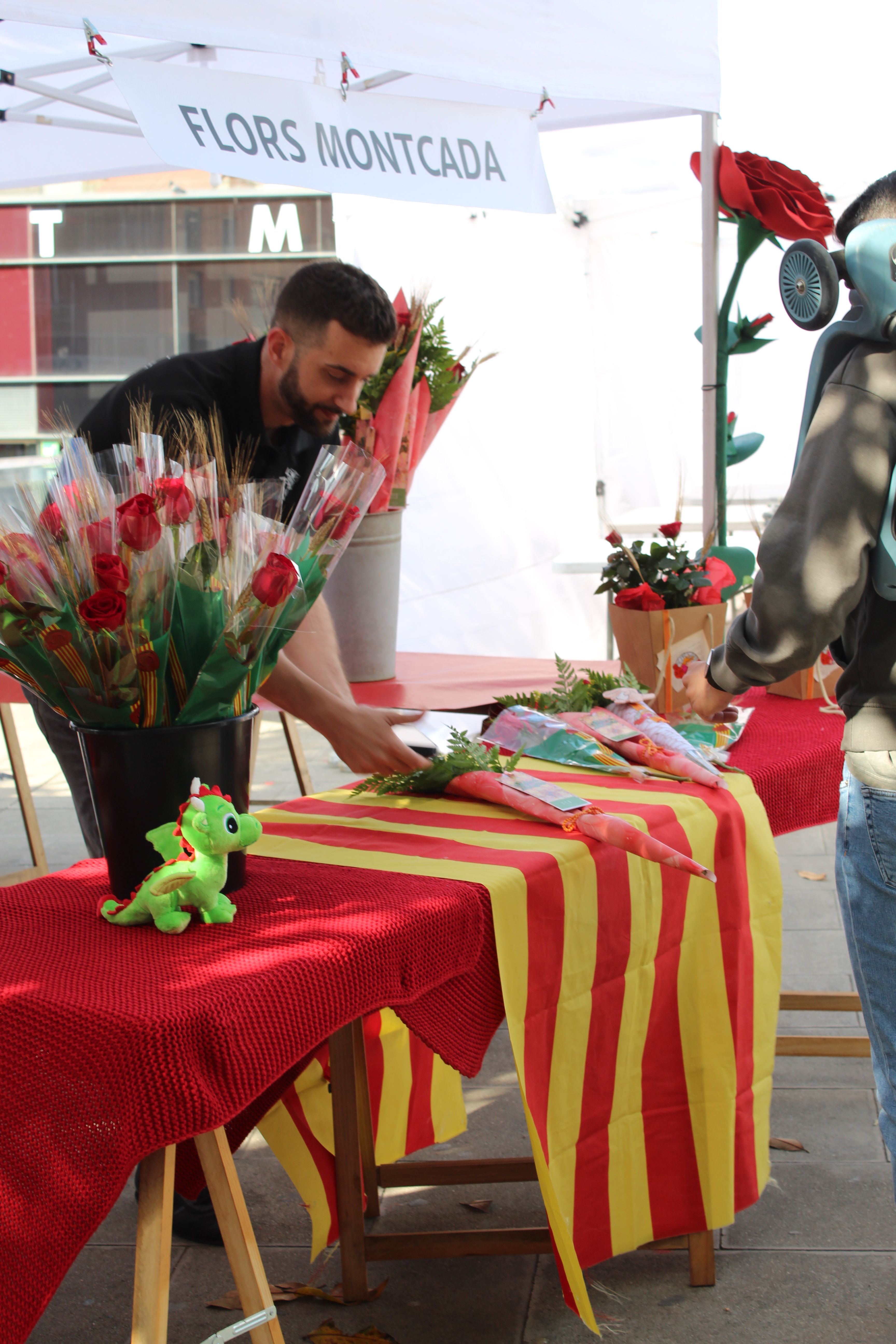 Roses i llibres han omplert aquest dijous la plaça Pere Quart amb motiu de la diada de Sant Jordi. FOTO Sergio Sánchez (18)