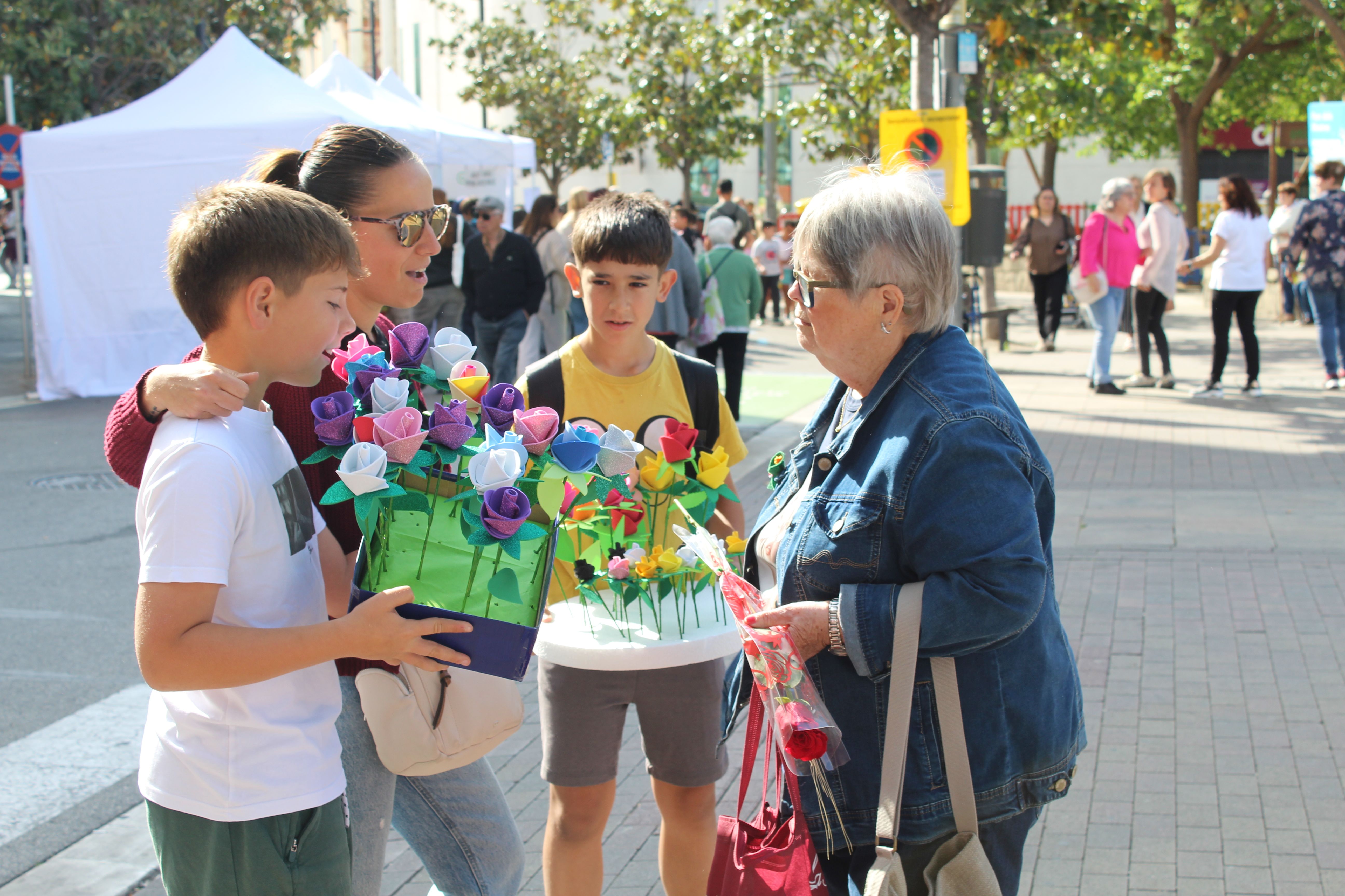 Roses i llibres han omplert aquest dijous la plaça Pere Quart amb motiu de la diada de Sant Jordi. FOTO Sergio Sánchez (19)