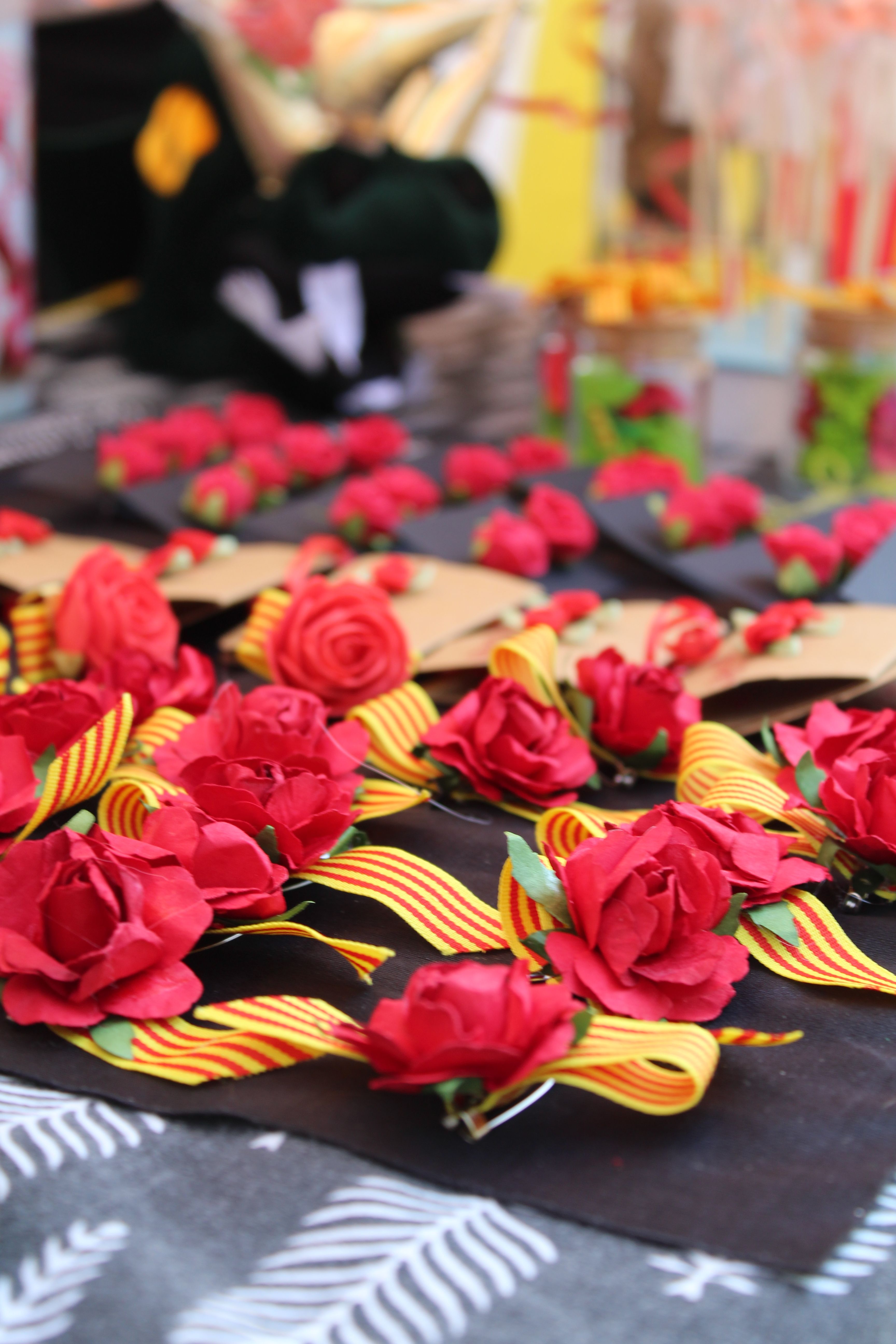 Roses i llibres han omplert aquest dijous la plaça Pere Quart amb motiu de la diada de Sant Jordi. FOTO Sergio Sánchez (20)
