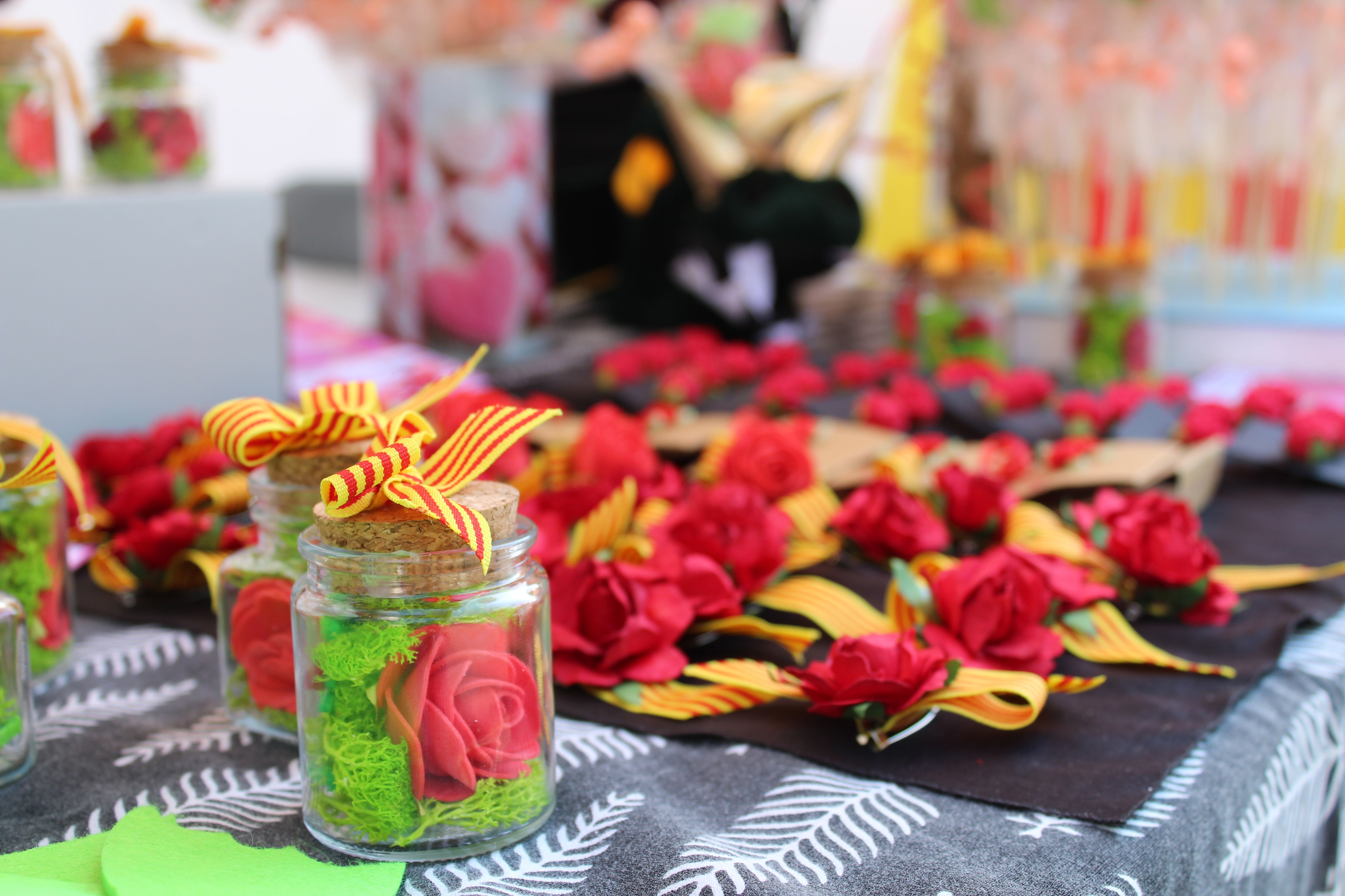 Roses i llibres han omplert aquest dijous la plaça Pere Quart amb motiu de la diada de Sant Jordi. FOTO Sergio Sánchez (21)