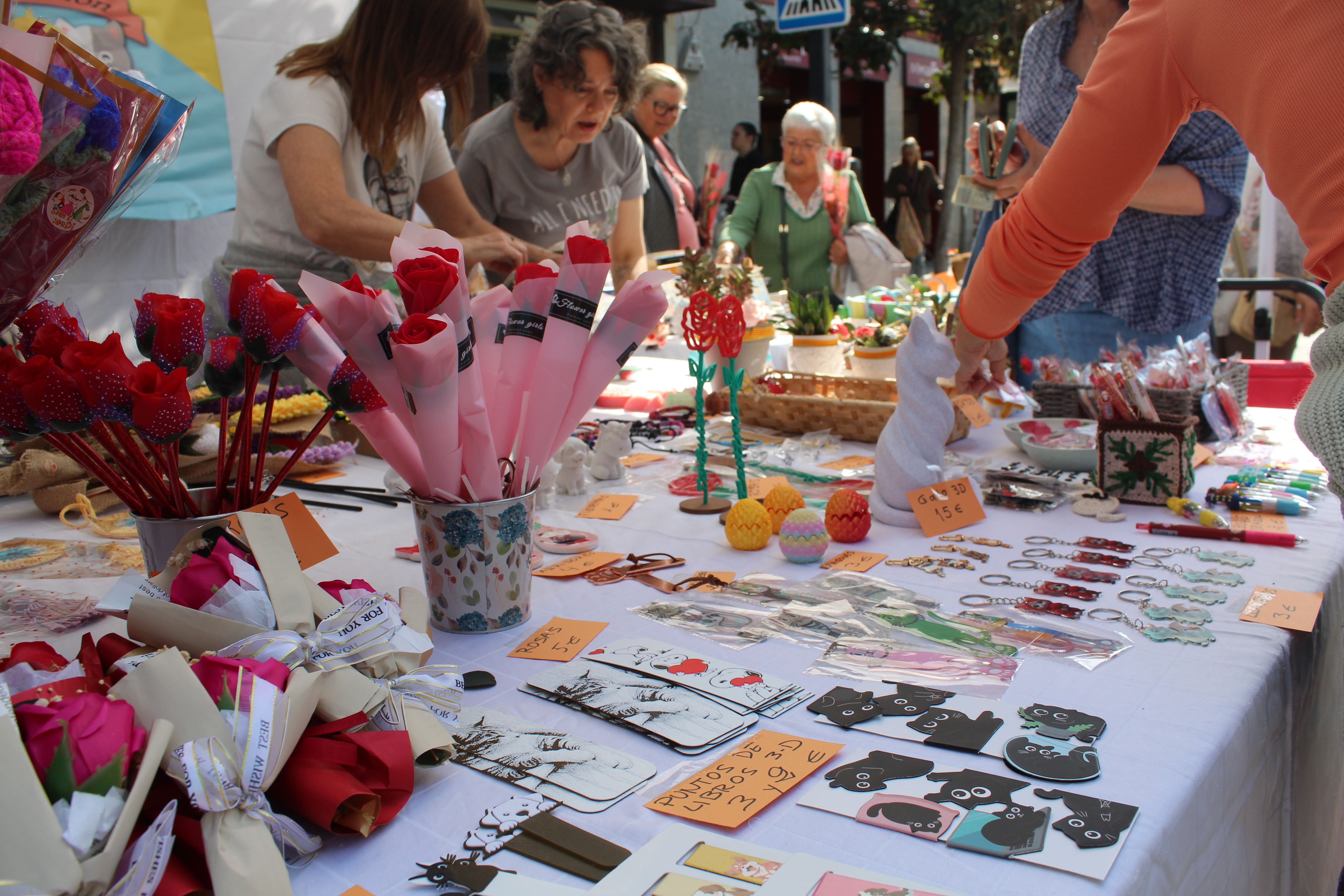 Roses i llibres han omplert aquest dijous la plaça Pere Quart amb motiu de la diada de Sant Jordi. FOTO Sergio Sánchez (22)