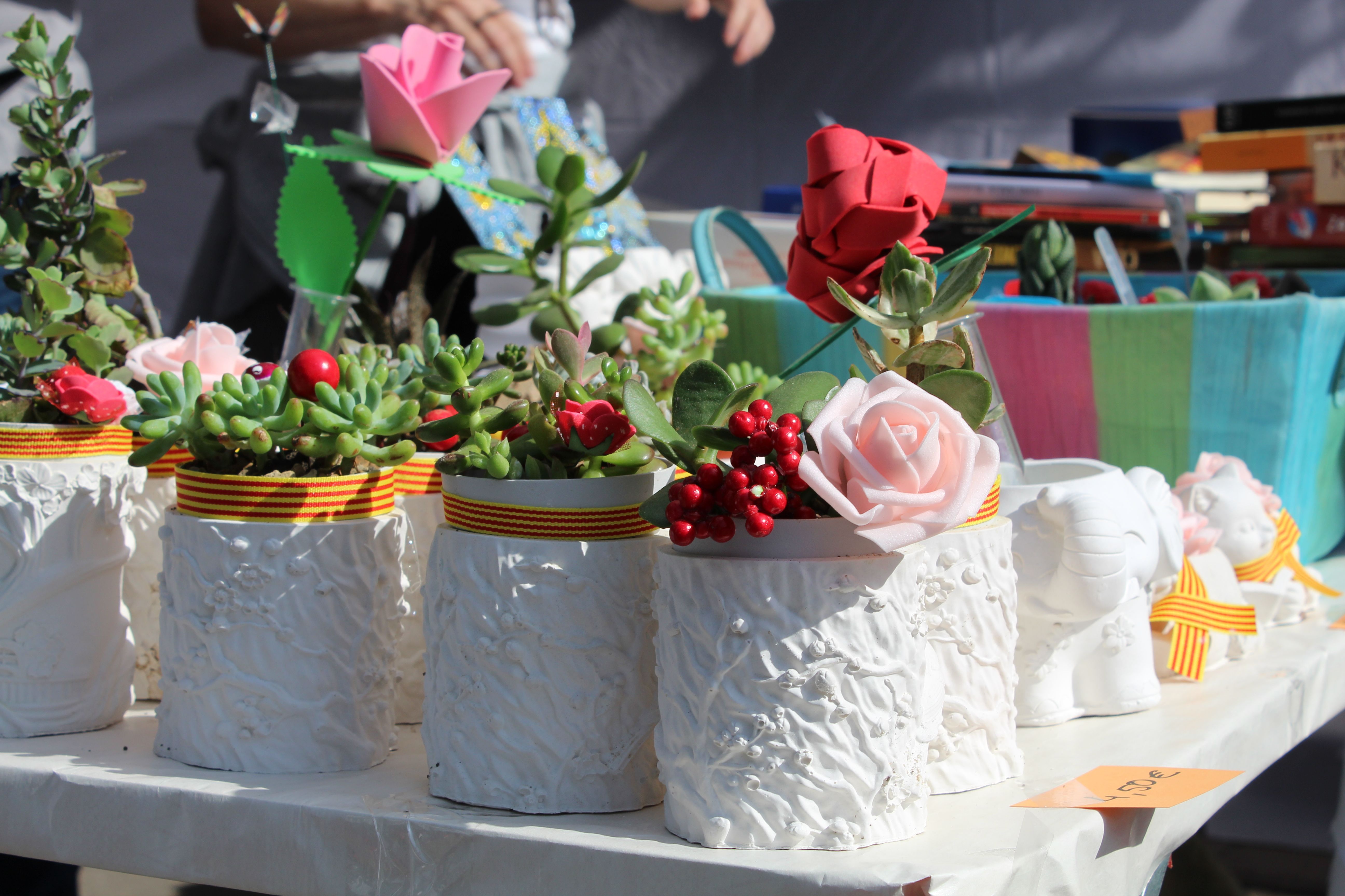 Roses i llibres han omplert aquest dijous la plaça Pere Quart amb motiu de la diada de Sant Jordi. FOTO Sergio Sánchez (23)