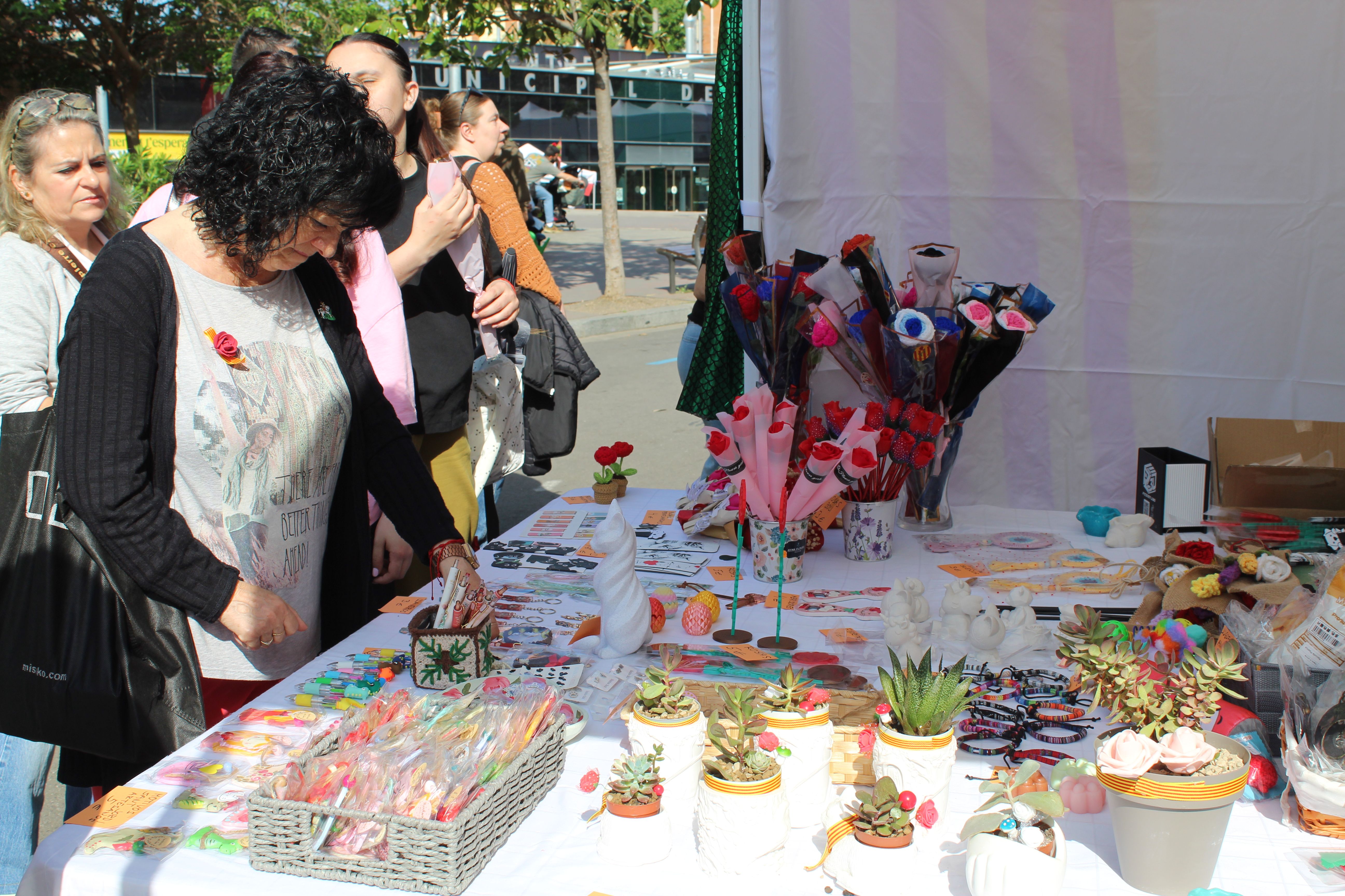 Roses i llibres han omplert aquest dijous la plaça Pere Quart amb motiu de la diada de Sant Jordi. FOTO Sergio Sánchez (24)