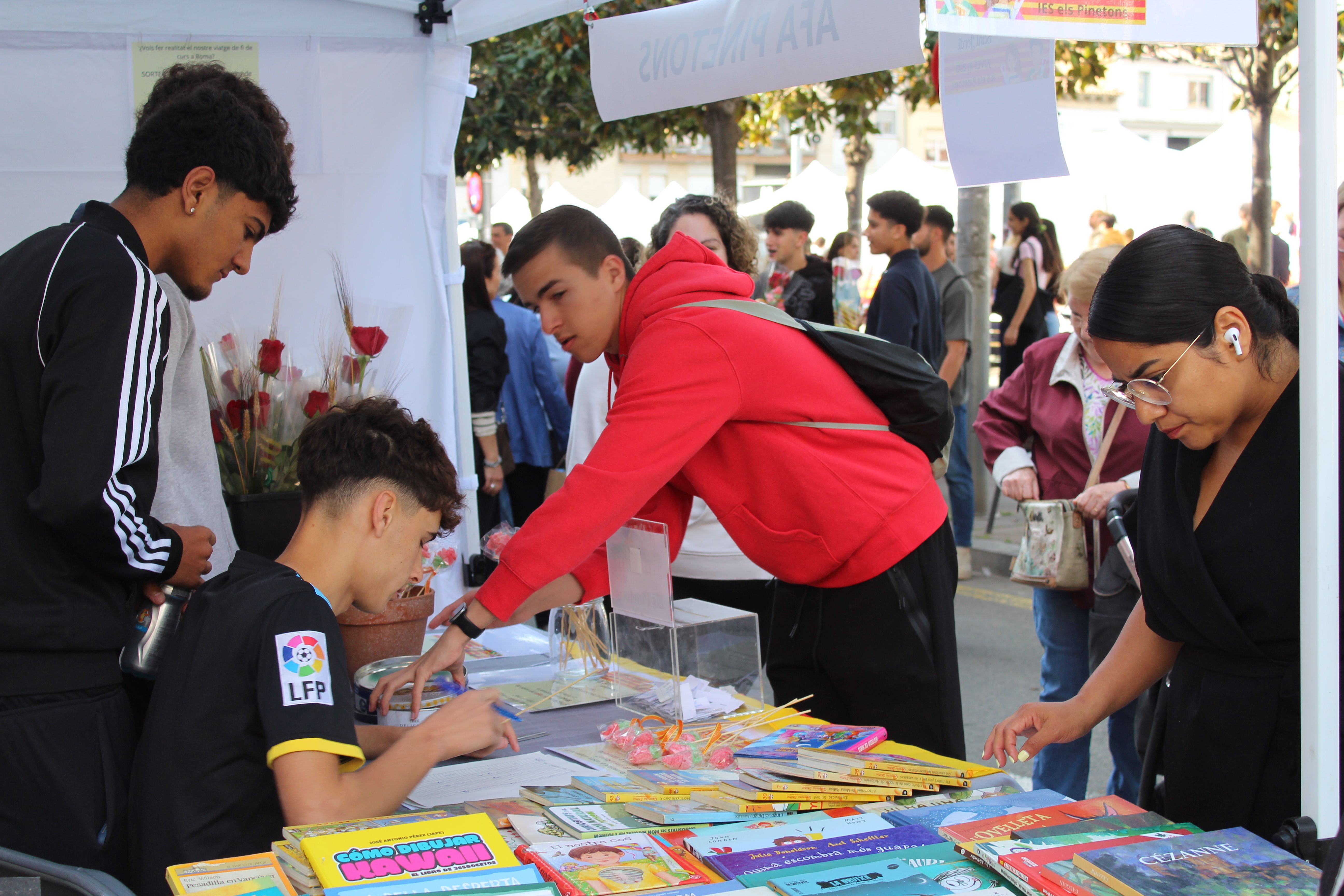 Roses i llibres han omplert aquest dijous la plaça Pere Quart amb motiu de la diada de Sant Jordi. FOTO Sergio Sánchez (25)