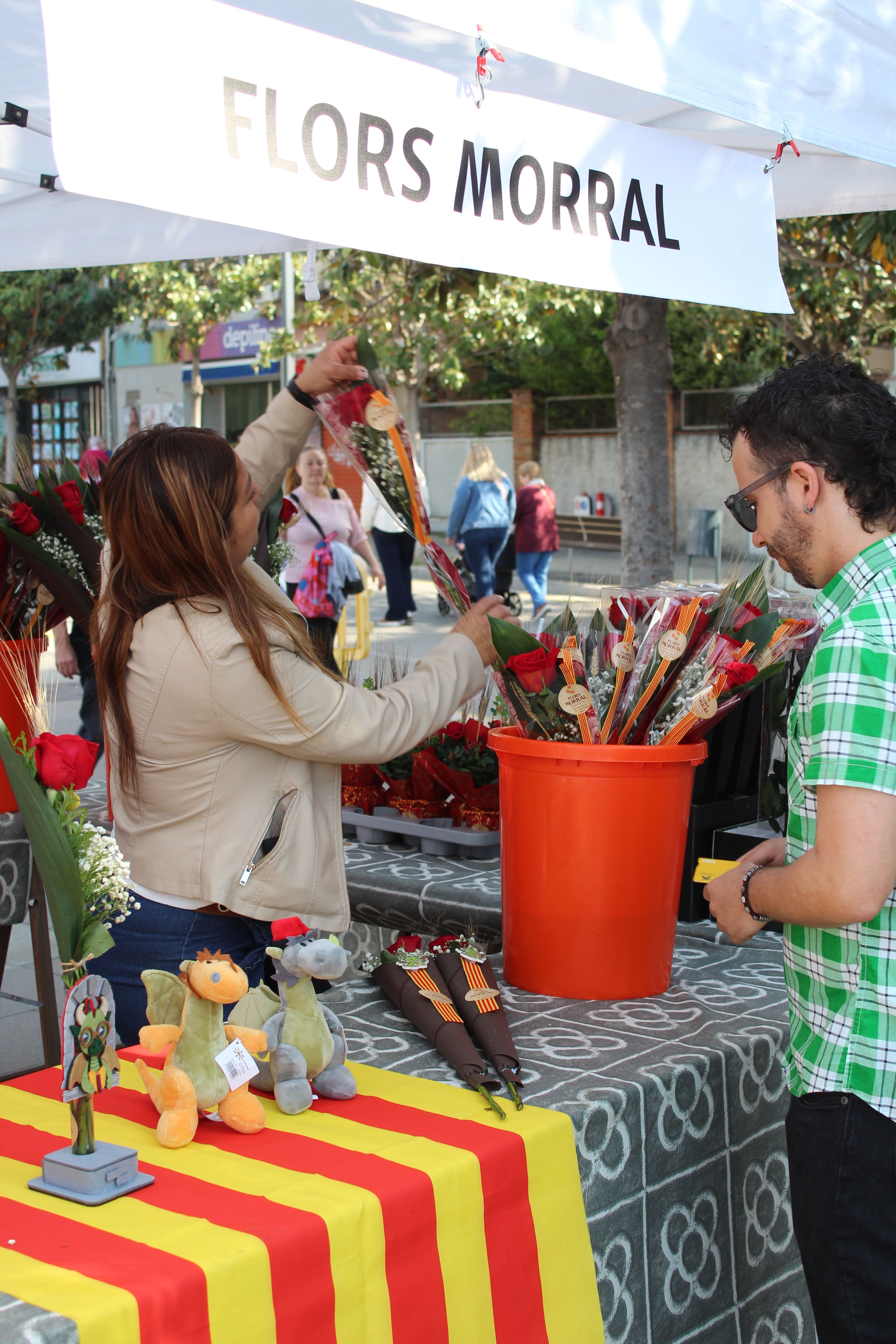 Roses i llibres han omplert aquest dijous la plaça Pere Quart amb motiu de la diada de Sant Jordi. FOTO Sergio Sánchez (27)