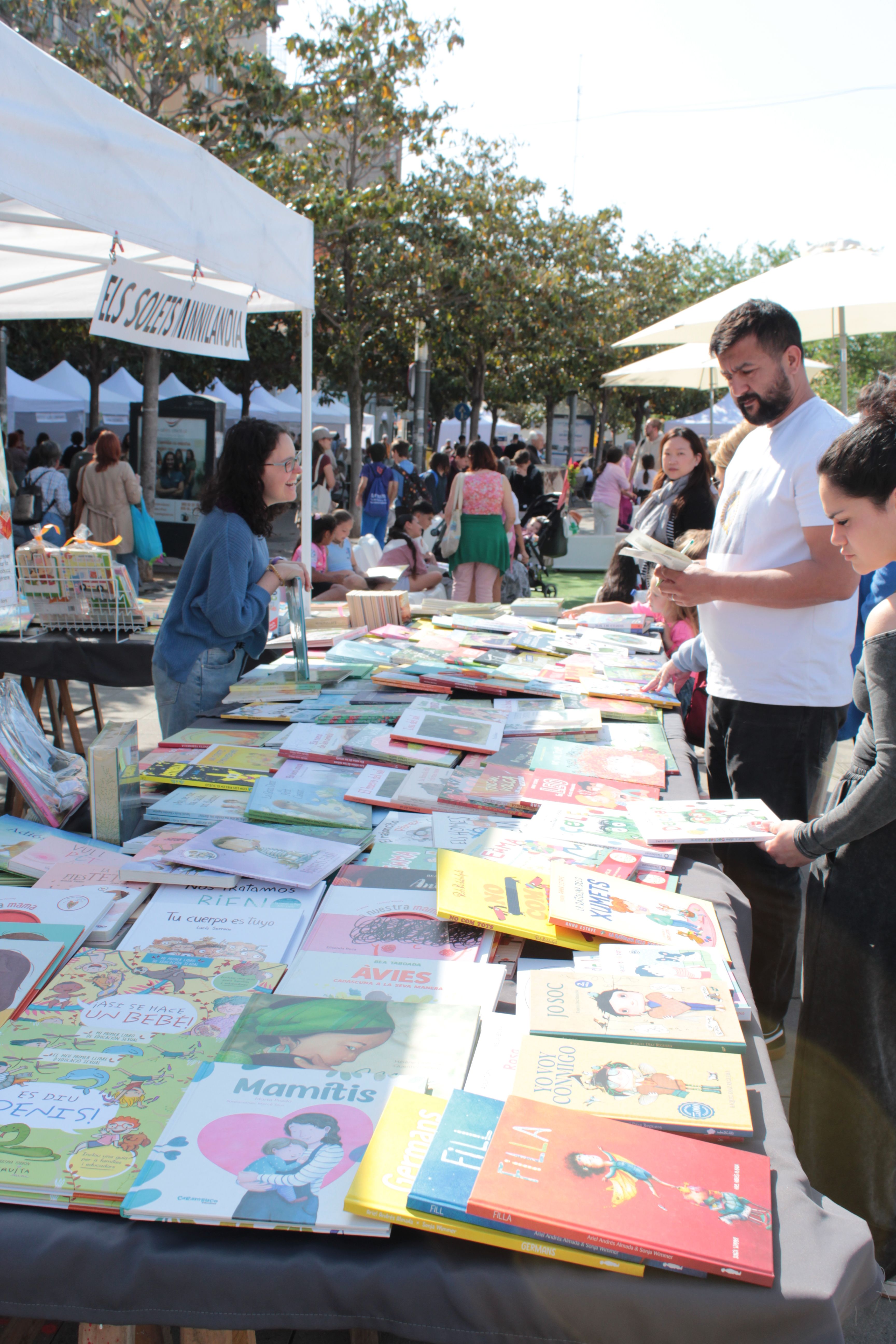 Roses i llibres han omplert aquest dijous la plaça Pere Quart amb motiu de la diada de Sant Jordi. FOTO Sergio Sánchez (28)