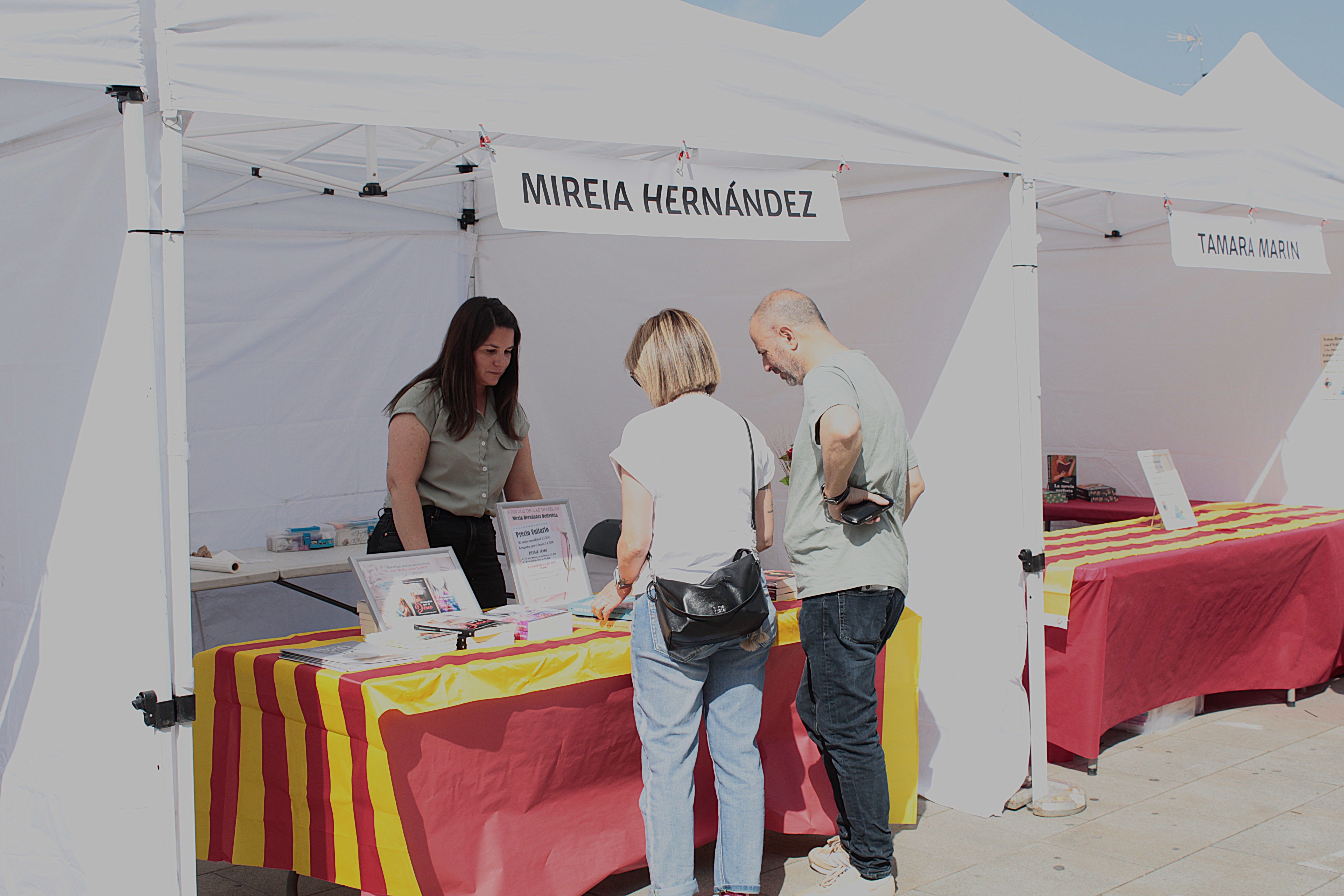 Roses i llibres han omplert aquest dijous la plaça Pere Quart amb motiu de la diada de Sant Jordi. FOTO Sergio Sánchez (29)