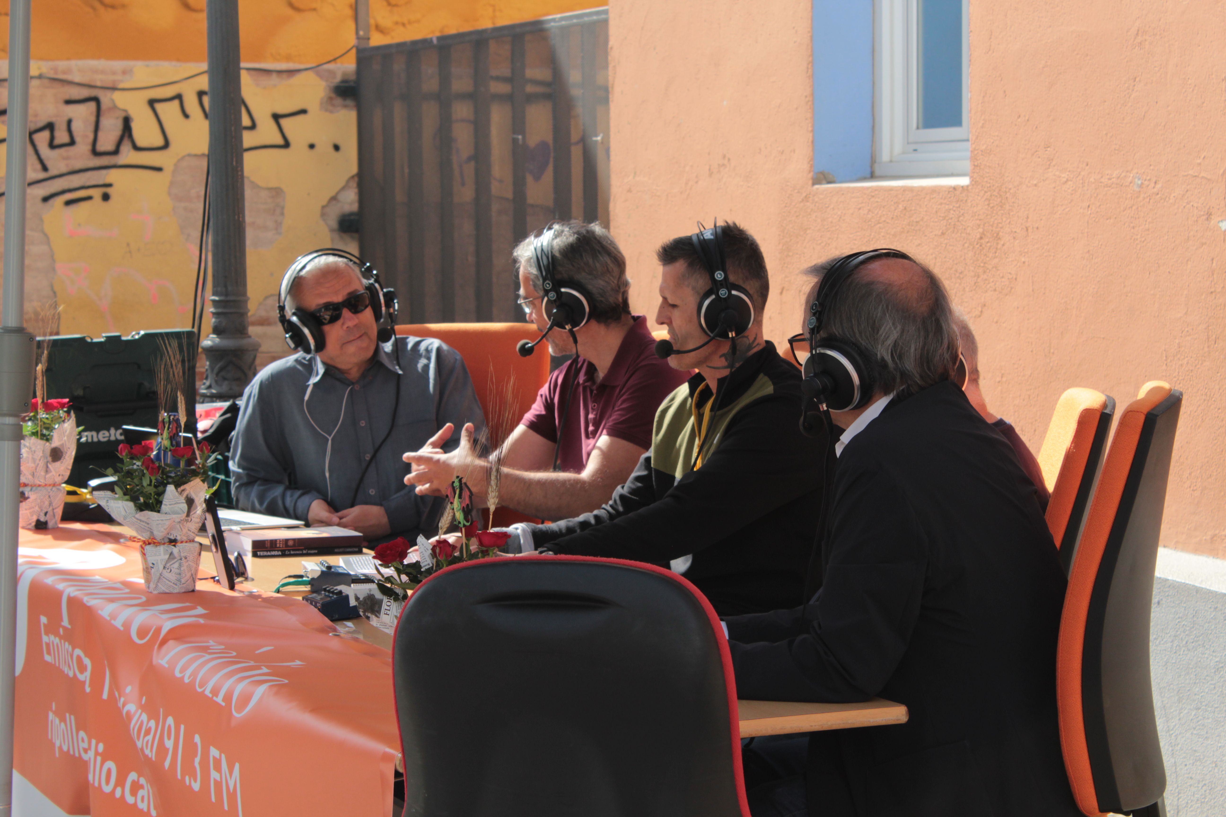 Roses i llibres han omplert aquest dijous la plaça Pere Quart amb motiu de la diada de Sant Jordi. FOTO Sergio Sánchez (30)
