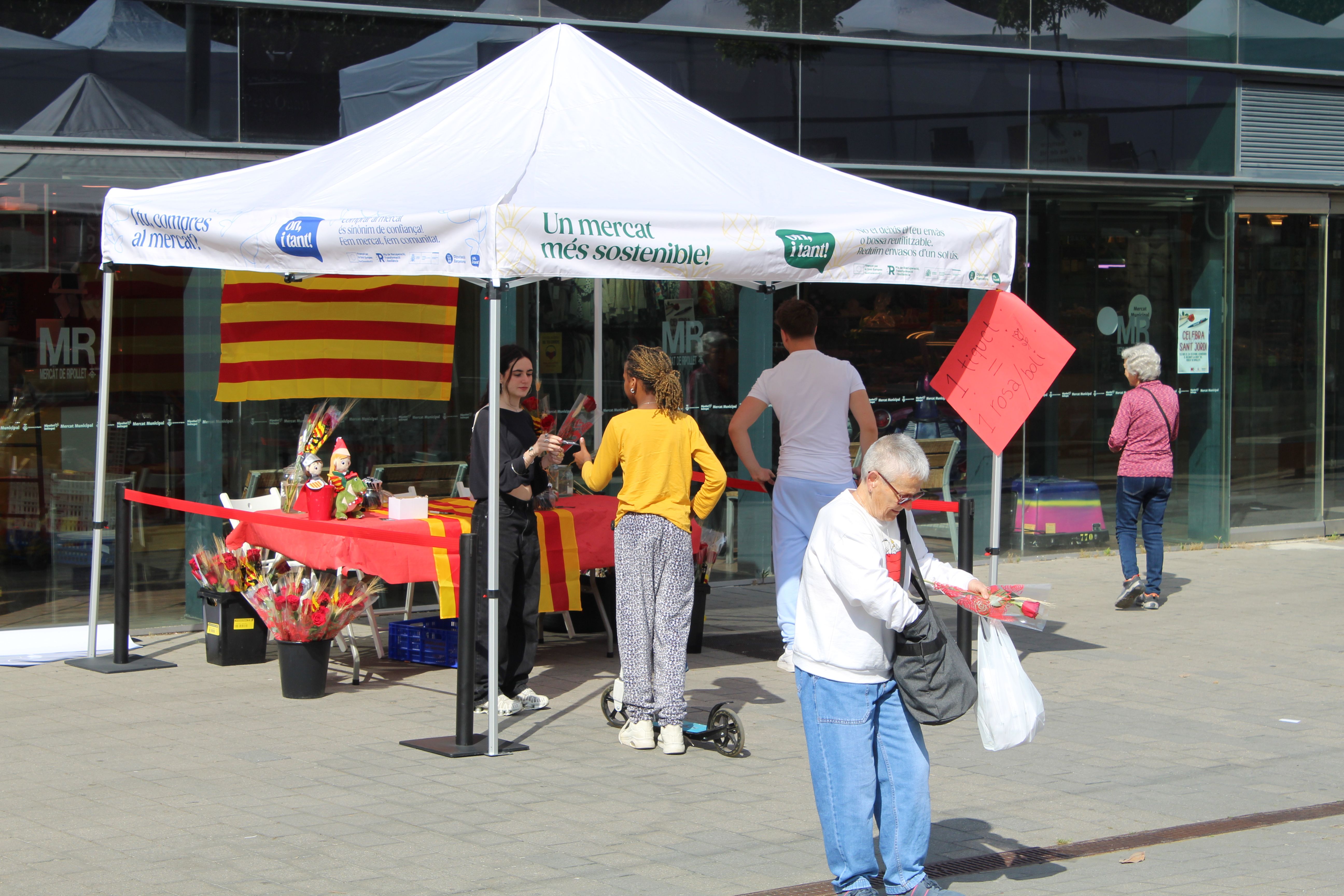 Roses i llibres han omplert aquest dijous la plaça Pere Quart amb motiu de la diada de Sant Jordi. FOTO Sergio Sánchez (31)
