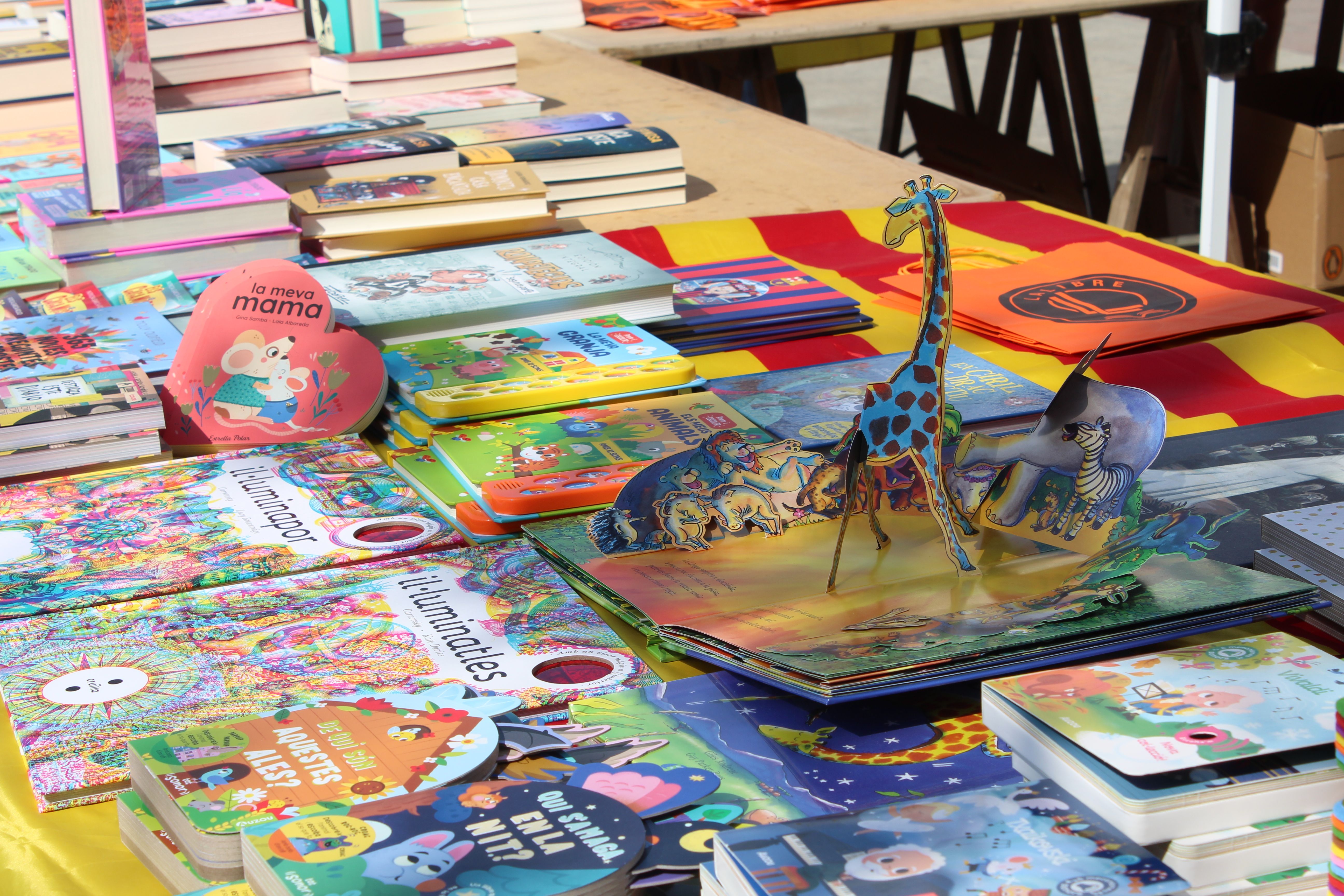 Roses i llibres han omplert aquest dijous la plaça Pere Quart amb motiu de la diada de Sant Jordi. FOTO Sergio Sánchez (32)