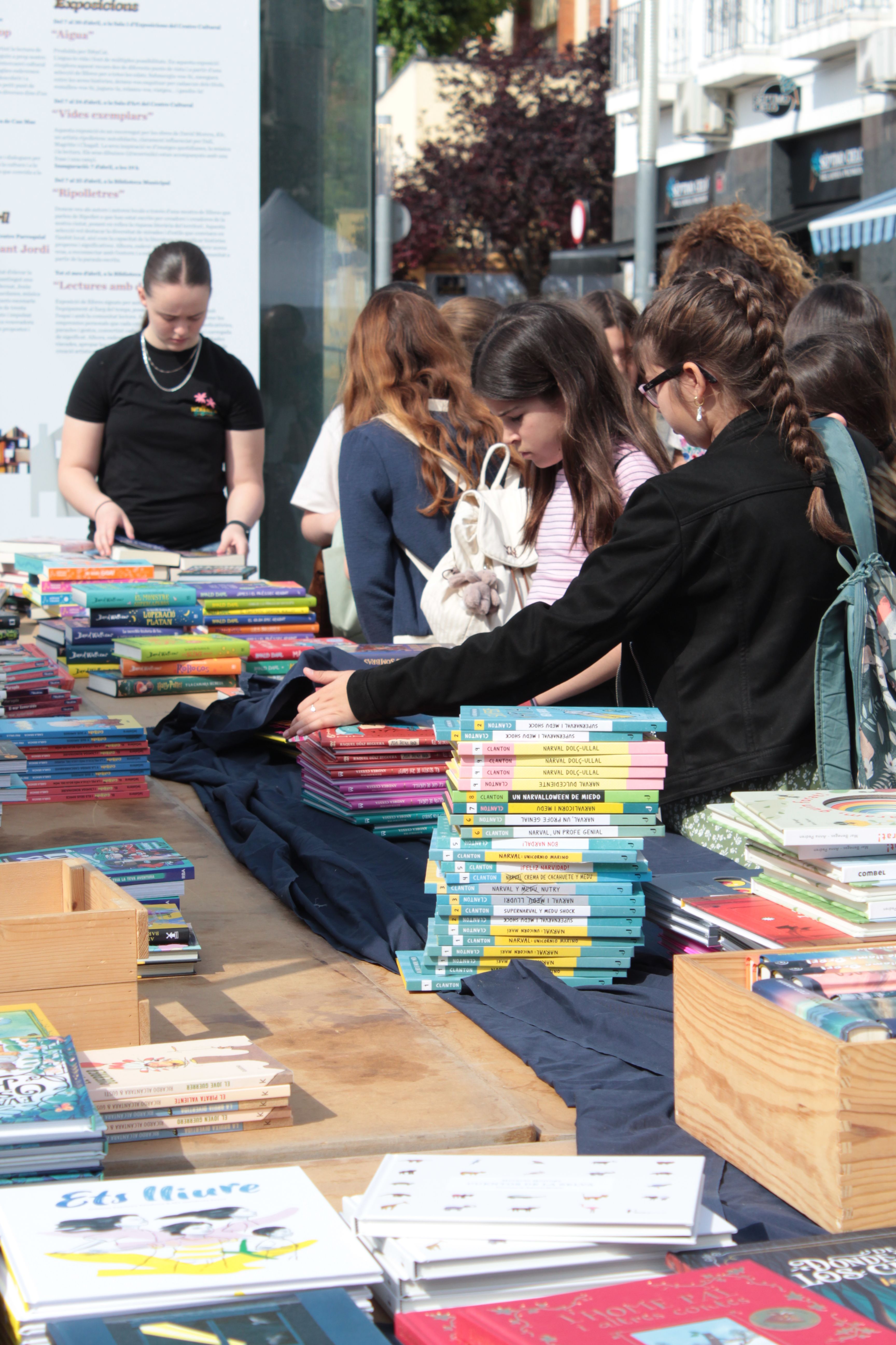 Roses i llibres han omplert aquest dijous la plaça Pere Quart amb motiu de la diada de Sant Jordi. FOTO Sergio Sánchez (33)