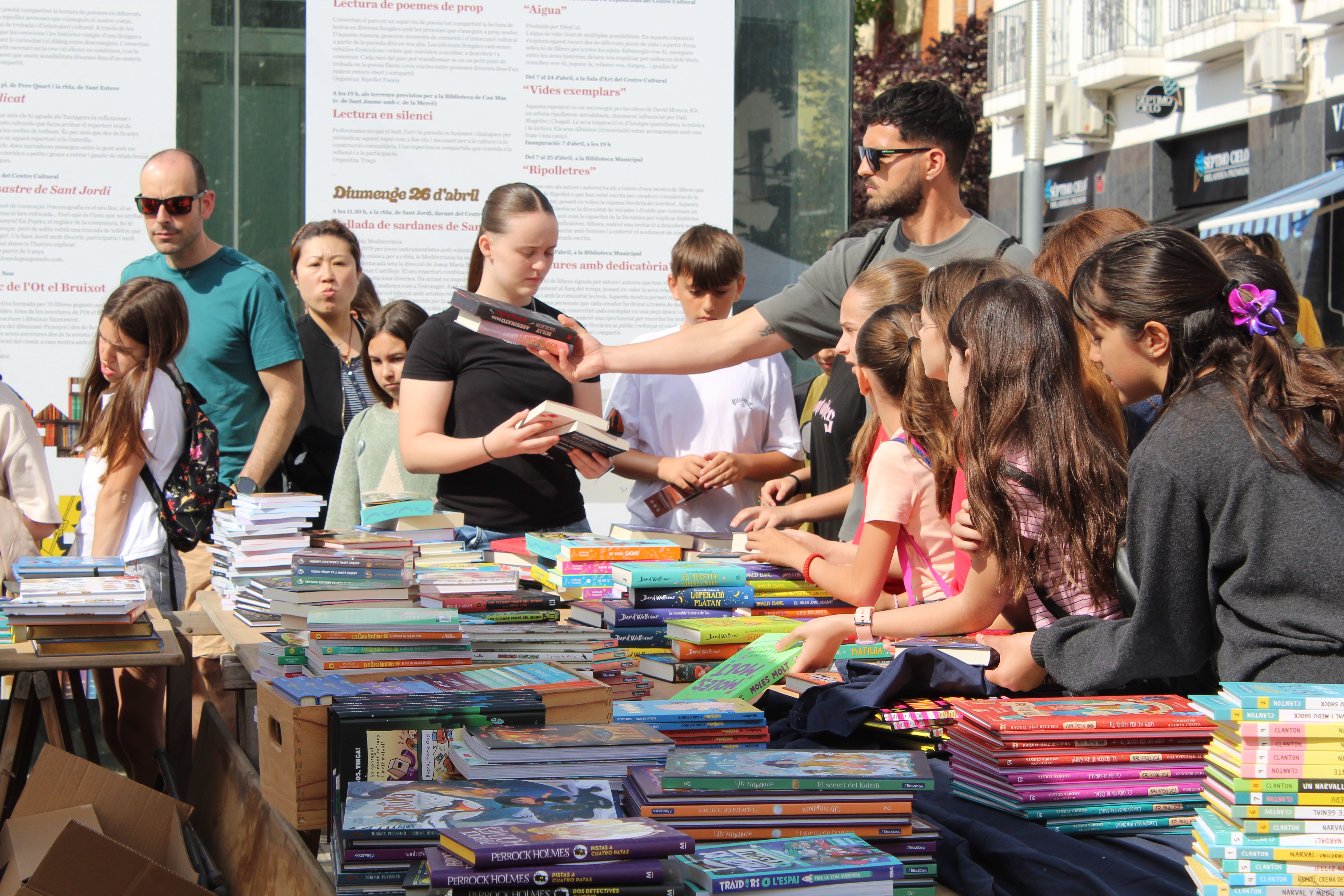 Roses i llibres han omplert aquest dijous la plaça Pere Quart amb motiu de la diada de Sant Jordi. FOTO Sergio Sánchez (34)