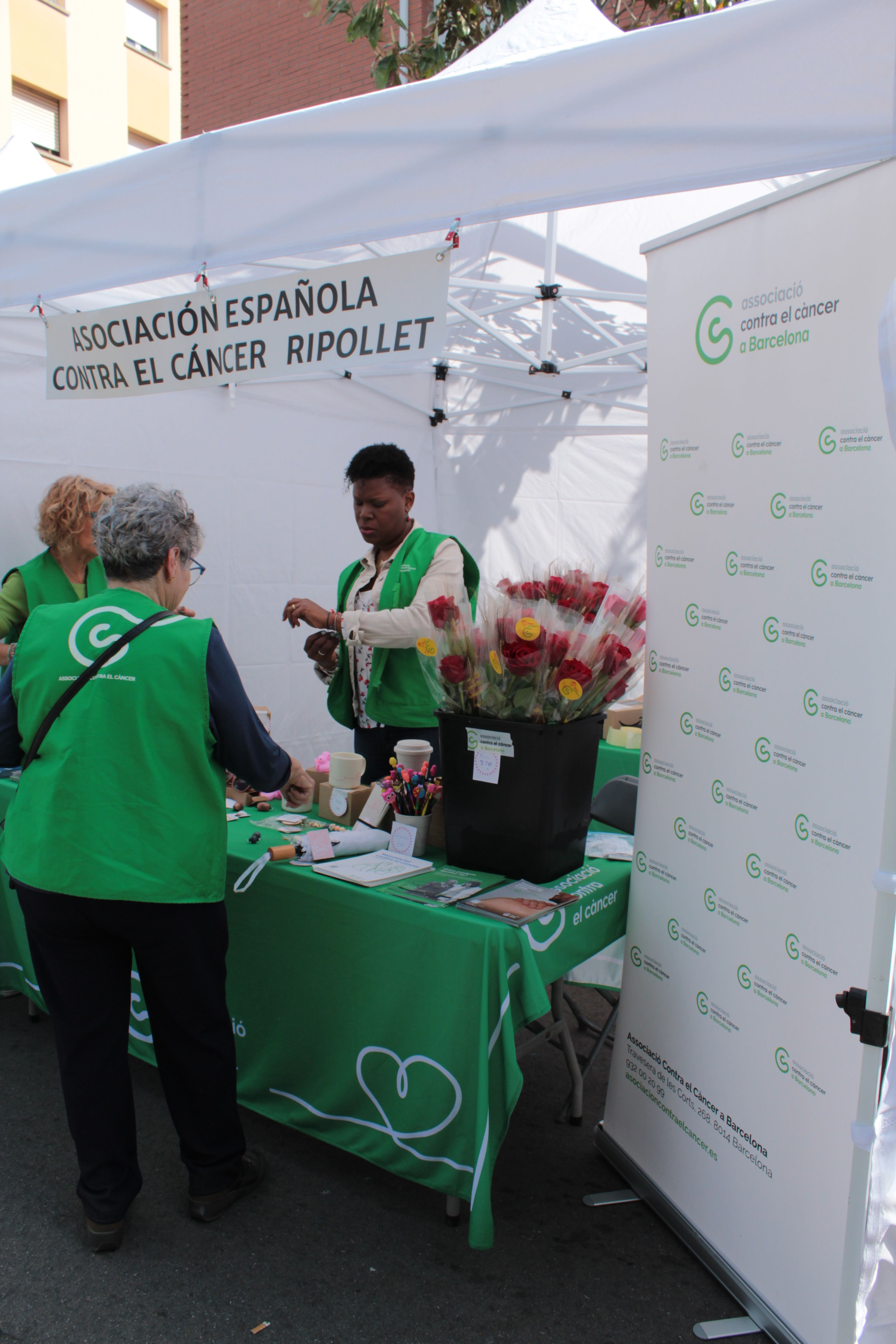 Roses i llibres han omplert aquest dijous la plaça Pere Quart amb motiu de la diada de Sant Jordi. FOTO Sergio Sánchez (35)