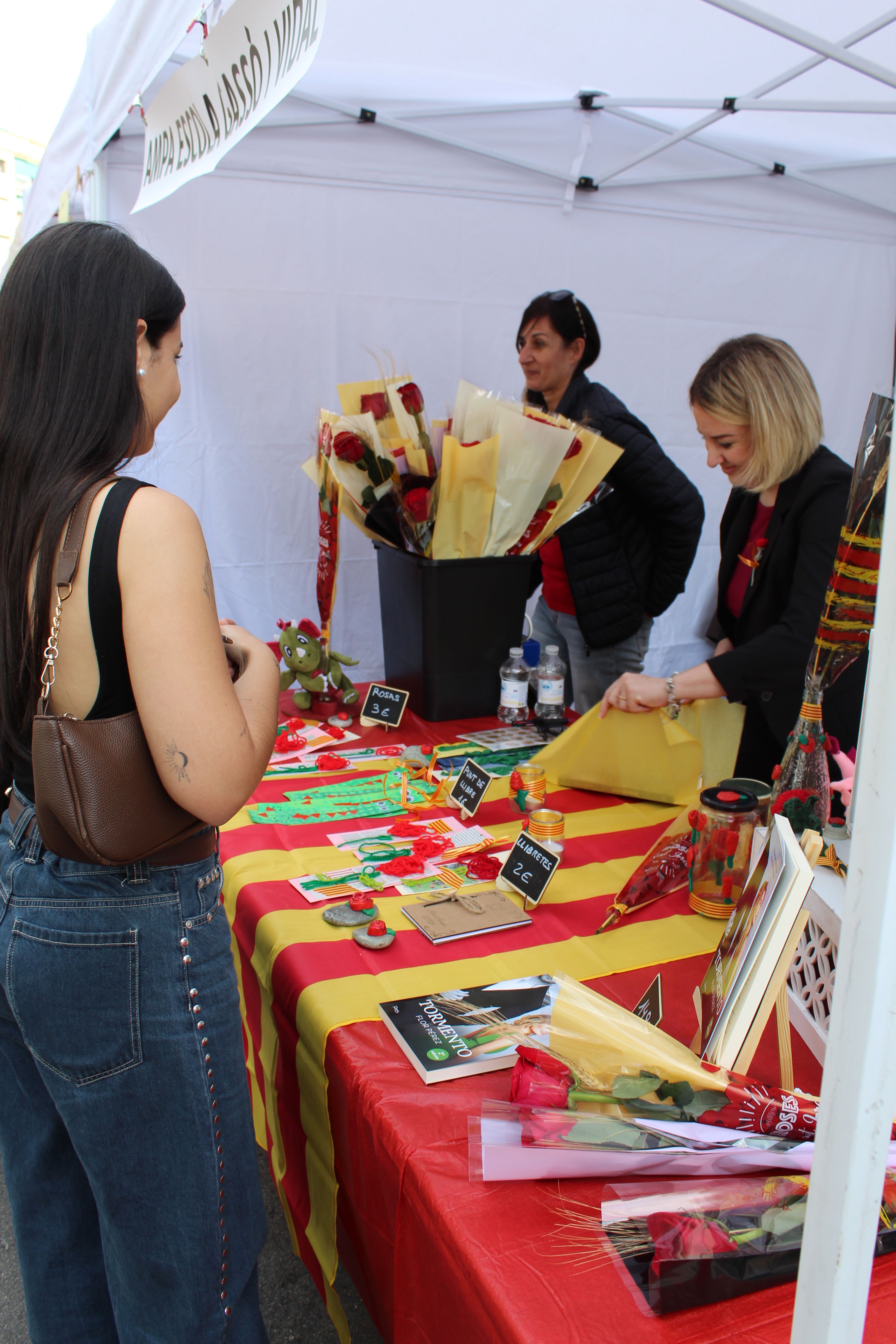 Roses i llibres han omplert aquest dijous la plaça Pere Quart amb motiu de la diada de Sant Jordi. FOTO Sergio Sánchez (36)