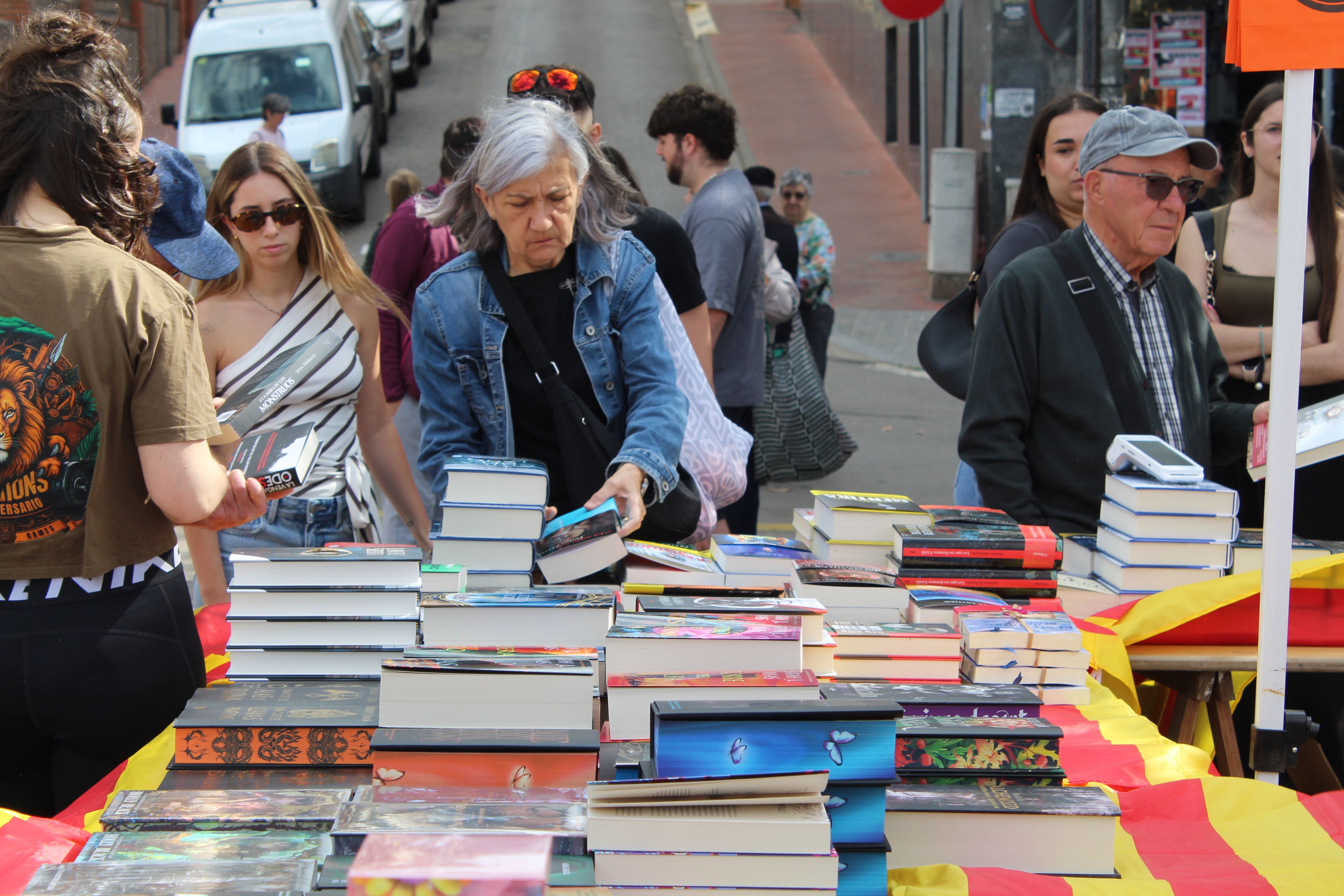 Roses i llibres han omplert aquest dijous la plaça Pere Quart amb motiu de la diada de Sant Jordi. FOTO Sergio Sánchez (37)