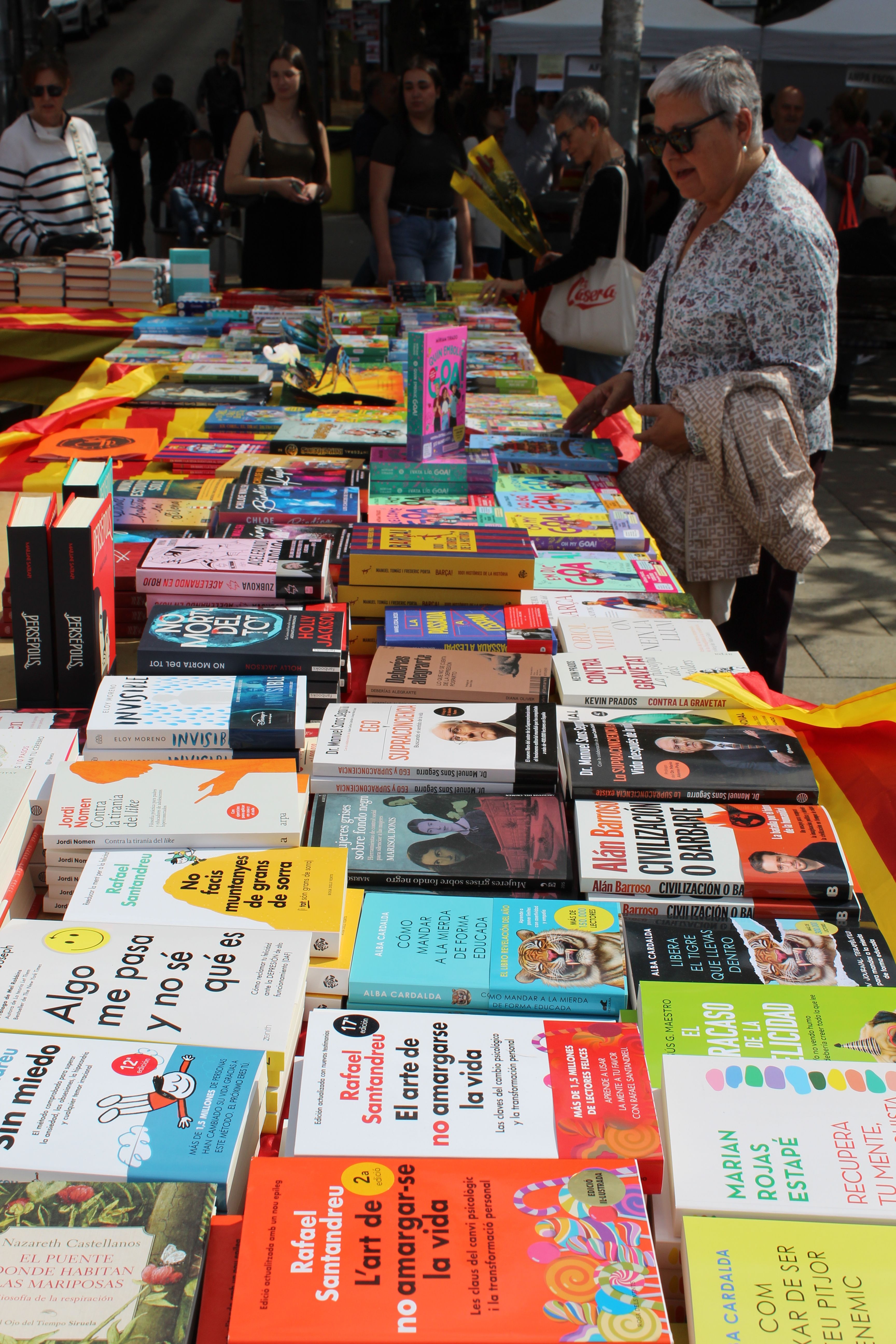 Roses i llibres han omplert aquest dijous la plaça Pere Quart amb motiu de la diada de Sant Jordi. FOTO Sergio Sánchez (38)