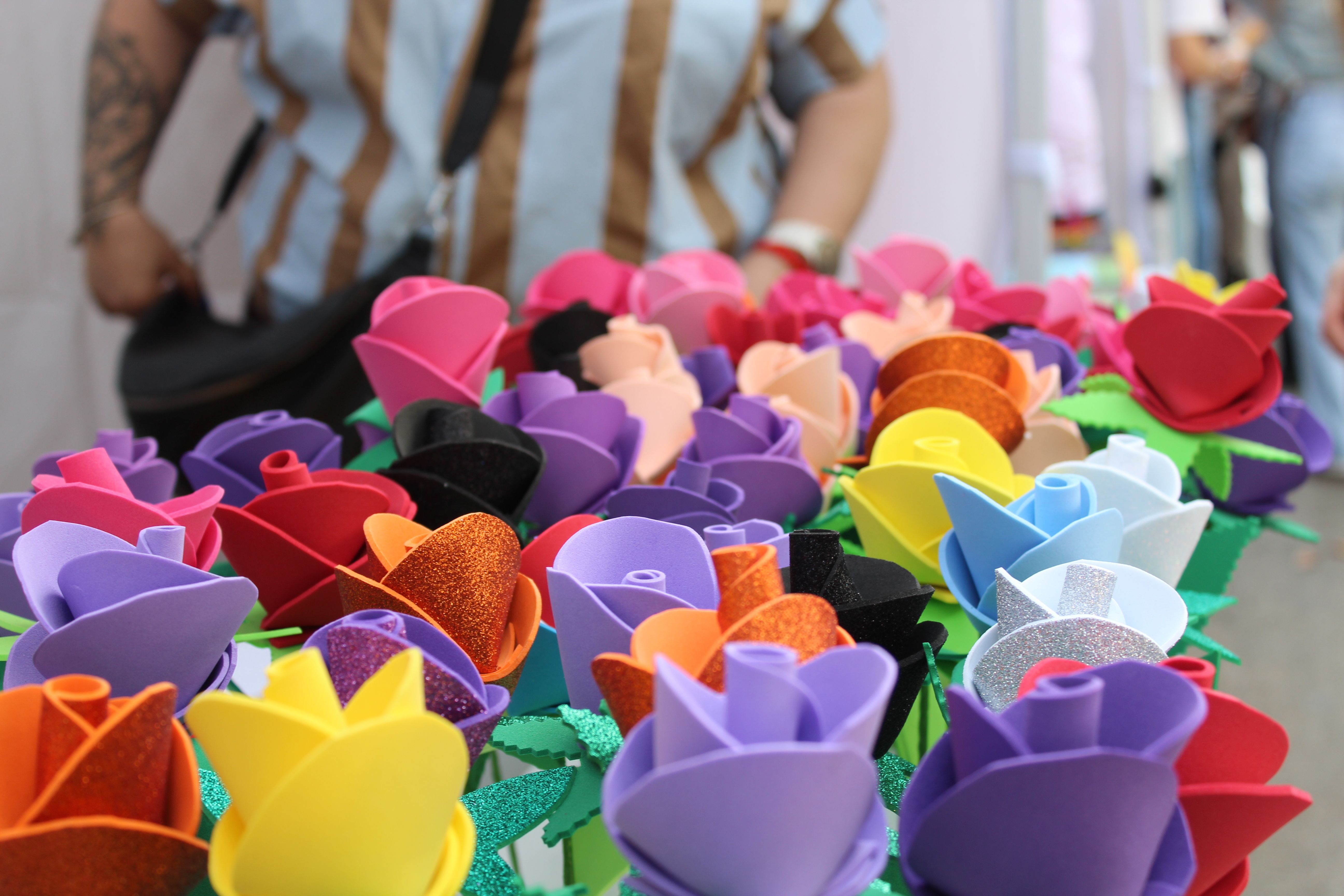 Roses i llibres han omplert aquest dijous la plaça Pere Quart amb motiu de la diada de Sant Jordi. FOTO Sergio Sánchez (39)