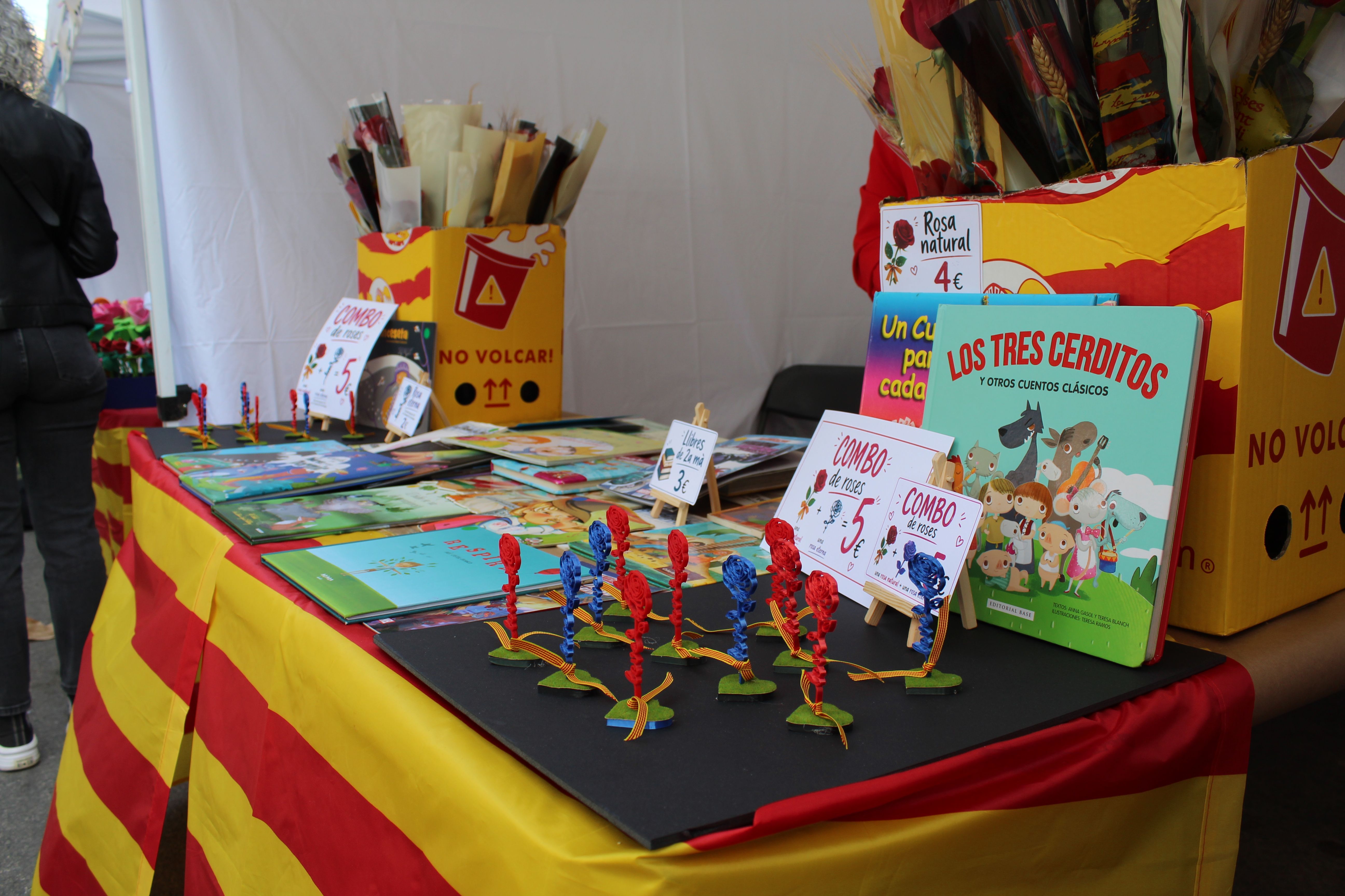 Roses i llibres han omplert aquest dijous la plaça Pere Quart amb motiu de la diada de Sant Jordi. FOTO Sergio Sánchez (40)