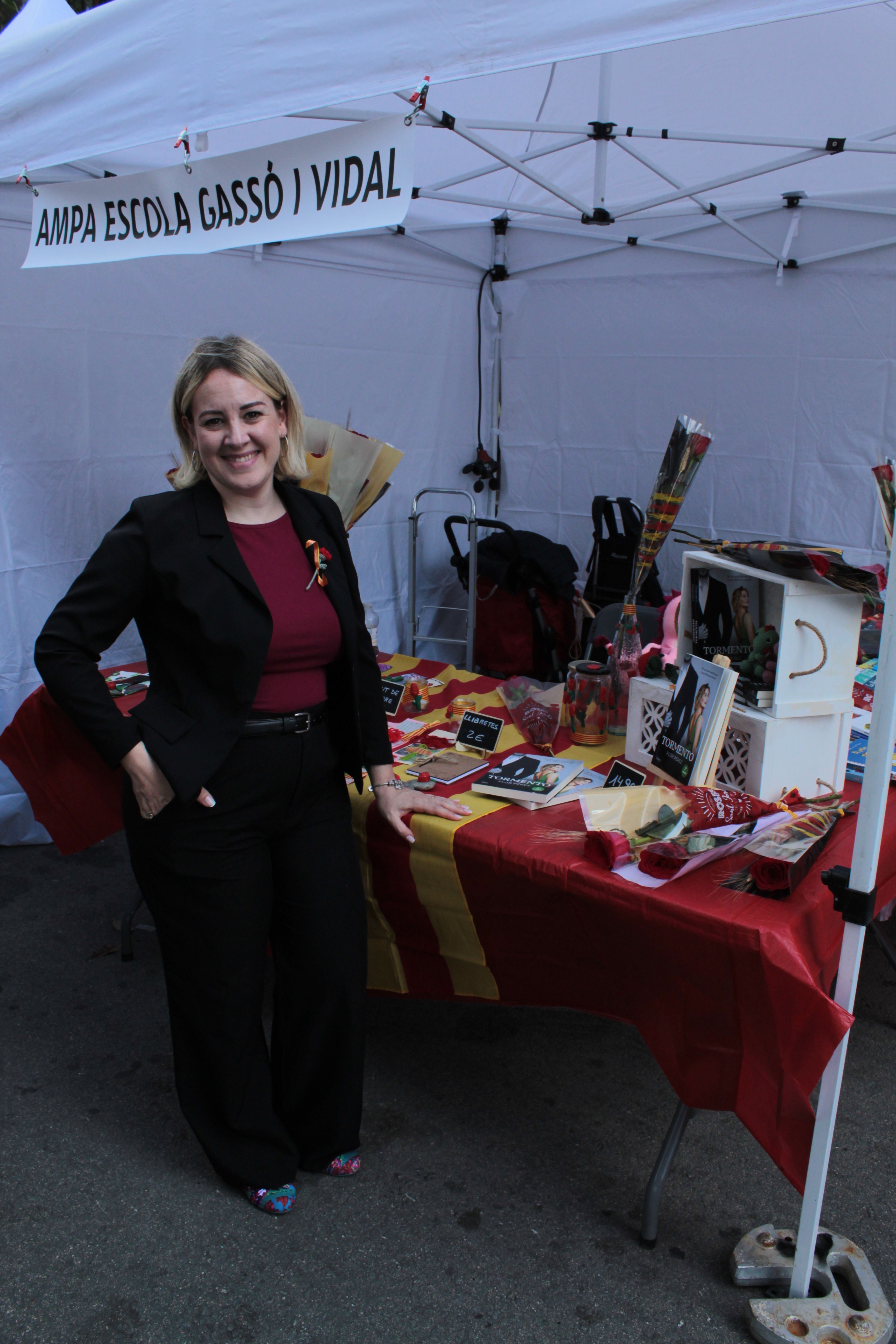 Roses i llibres han omplert aquest dijous la plaça Pere Quart amb motiu de la diada de Sant Jordi. FOTO Sergio Sánchez (41)