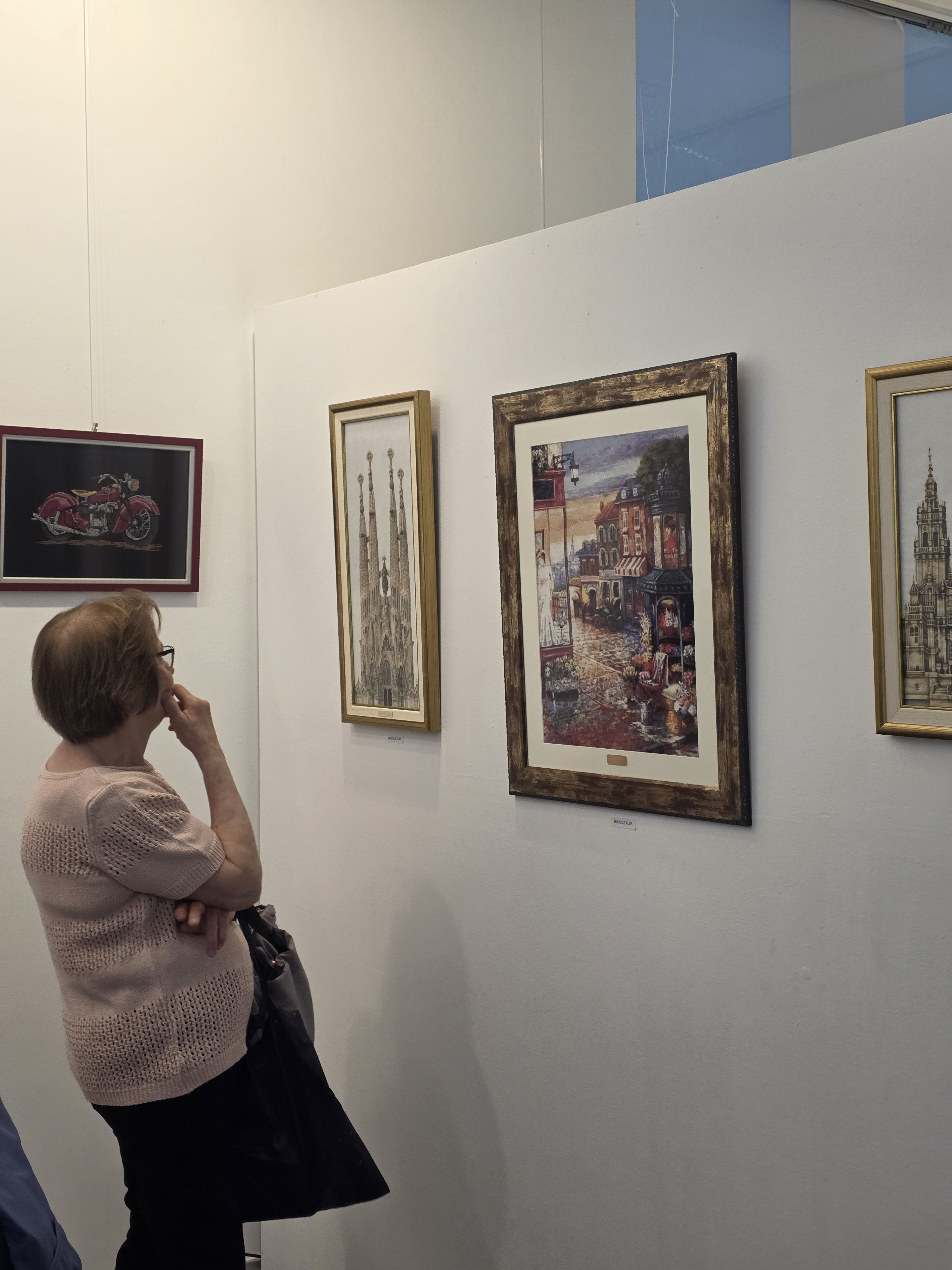 Una dona observant una part de l'exposició. FOTO: Marc Mata