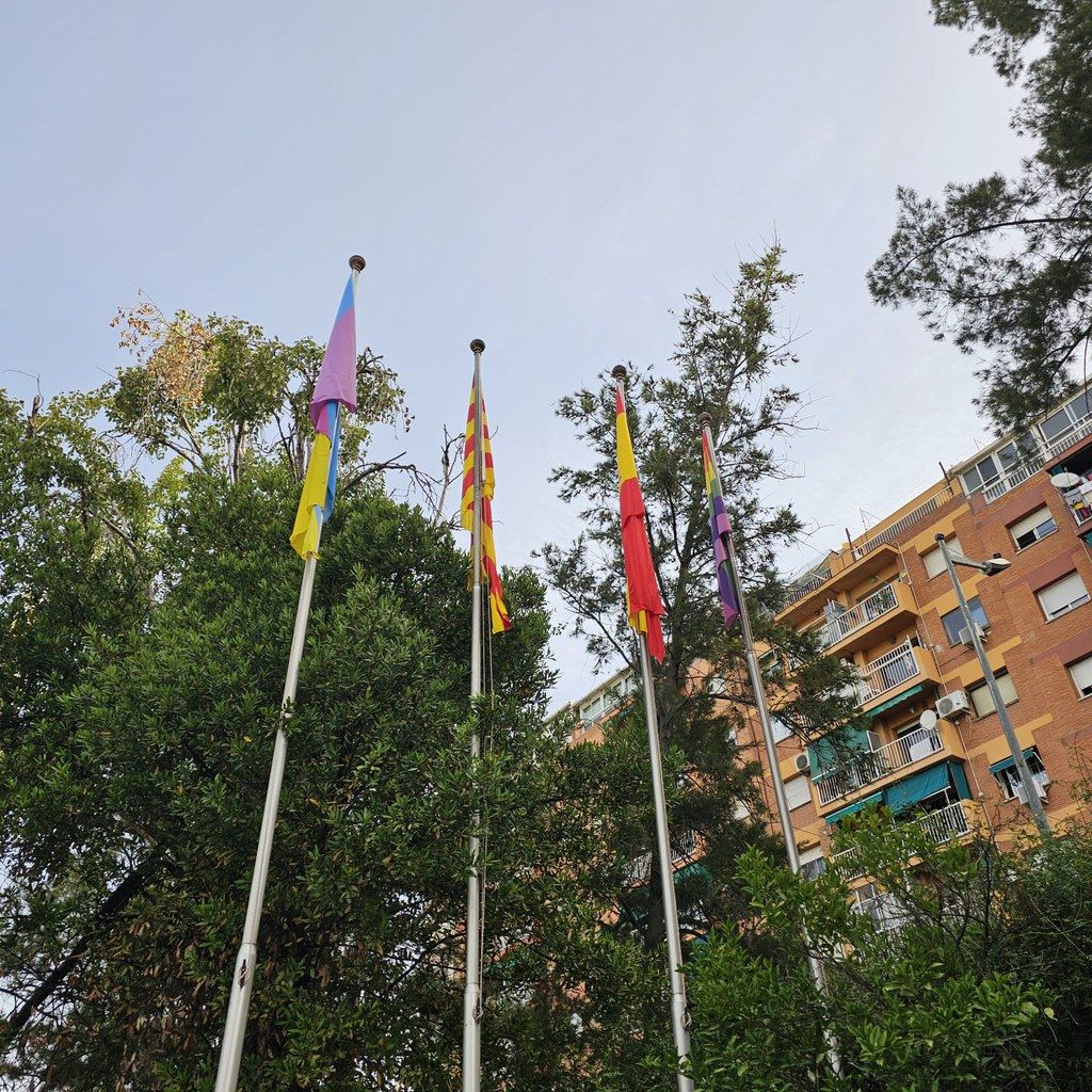 La bandera LGBTI onejant al mastil de l'Ajuntament. FOTO: Ajuntament de Ripollet