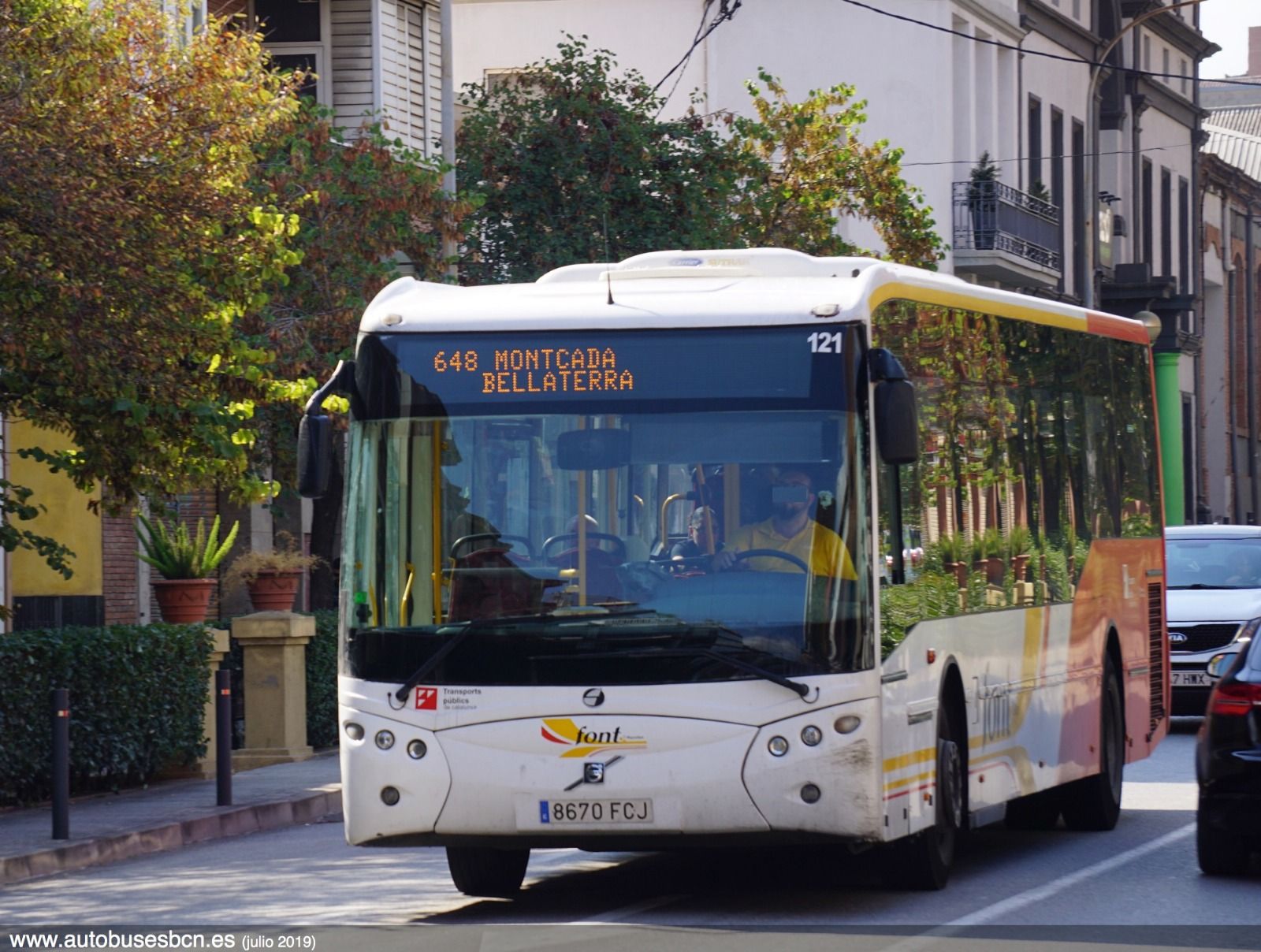 El 648 al seu pas pel barri de Pont Vell. Foto: Arxiu