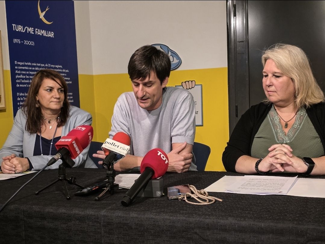 D'esquerra a dreta: Elena Vilalta (Tècnica de Patrimoni); Roger Bayó (Regidor Cultura) i Eva Herrera (Regidora Turisme)