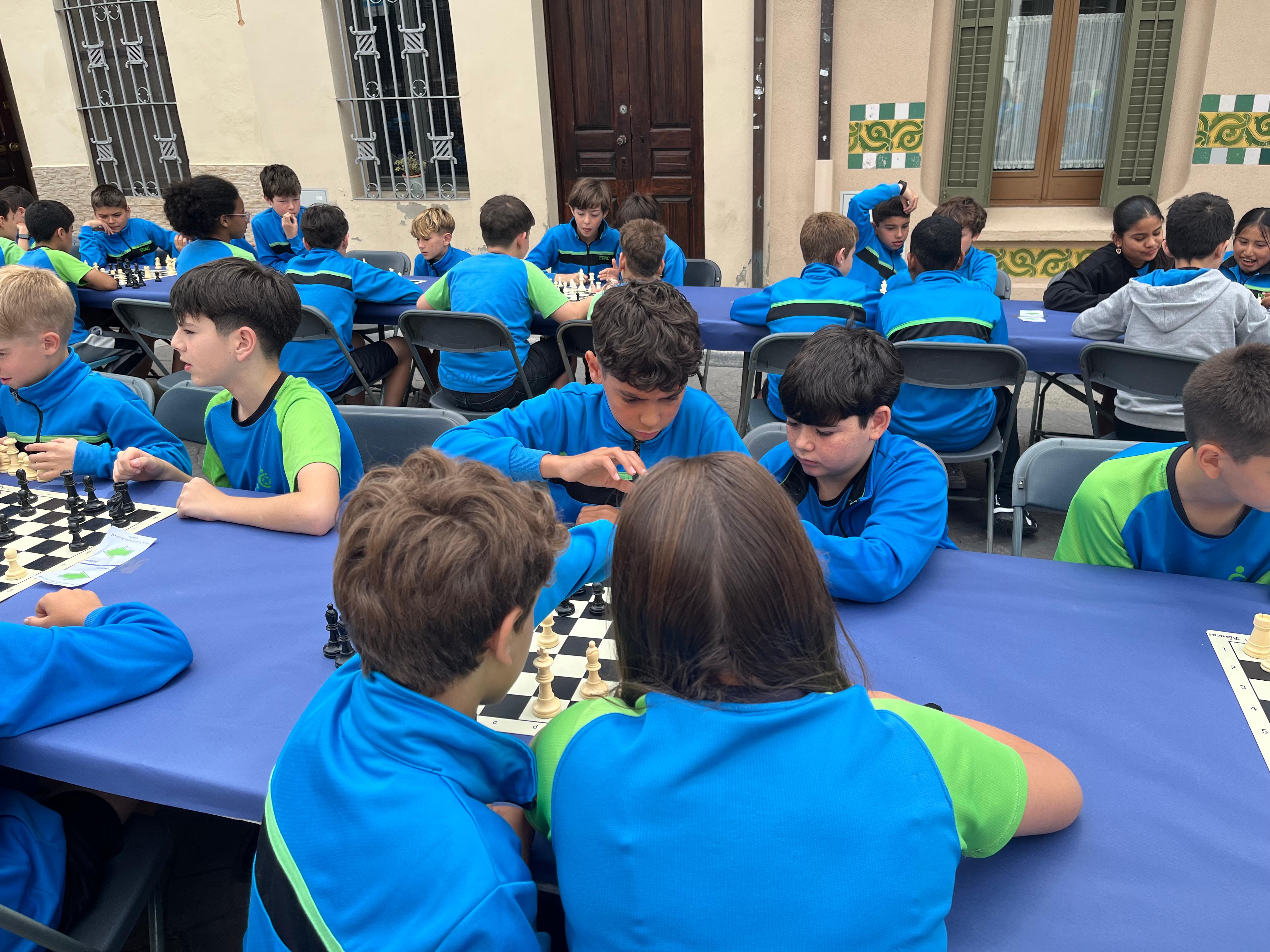 Diferents escoles FEDAC i més de 135 alumnes de 6è participen en una trobada d'escacs a Ripollet. FOTO Marc Mata 