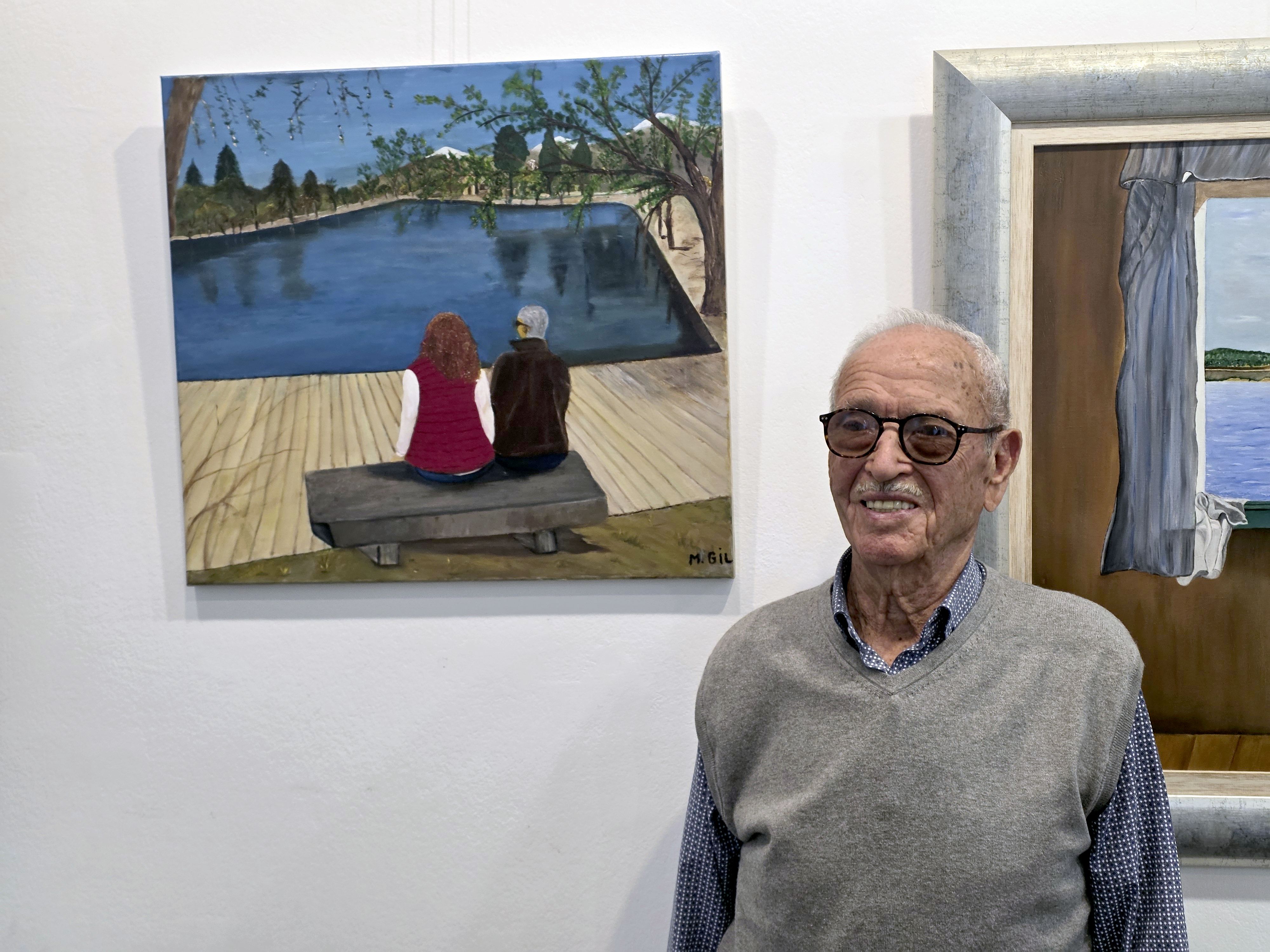 Manuel Gil davant d’un dels seus quadres exposats. Foto: Marc Mata 