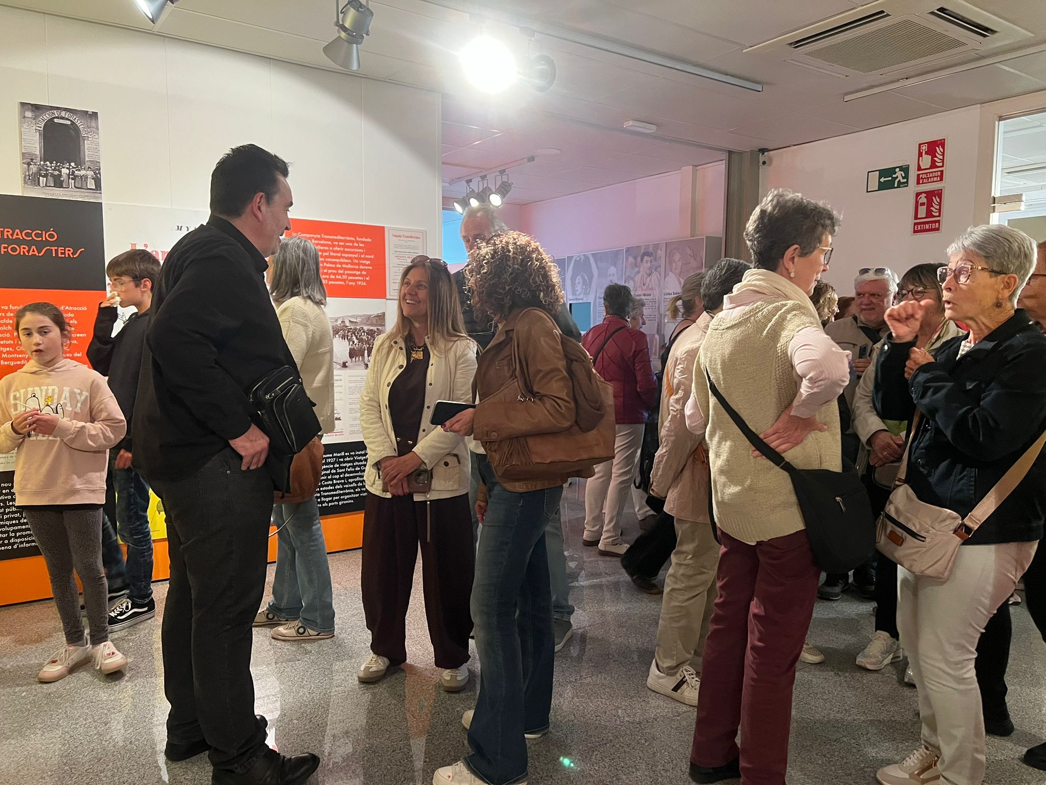 La sala d'exposicions del Molí d'en Rata plena durant la inauguració d''Obert per vacances'. Foto: Laia Jubany