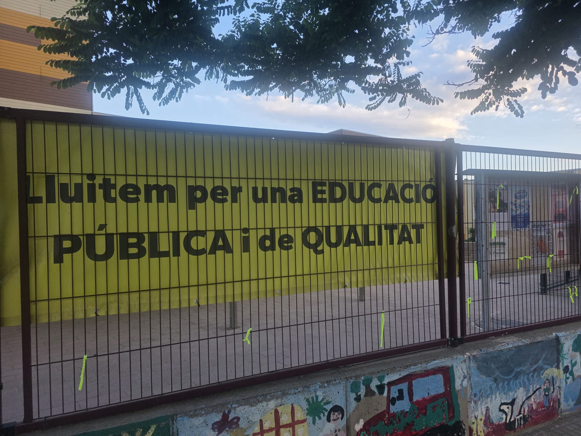 Un cartell que demostra que l'institut Escola Els Pinetons s'ha sumat a la vaga. Foto: Marc Mata
