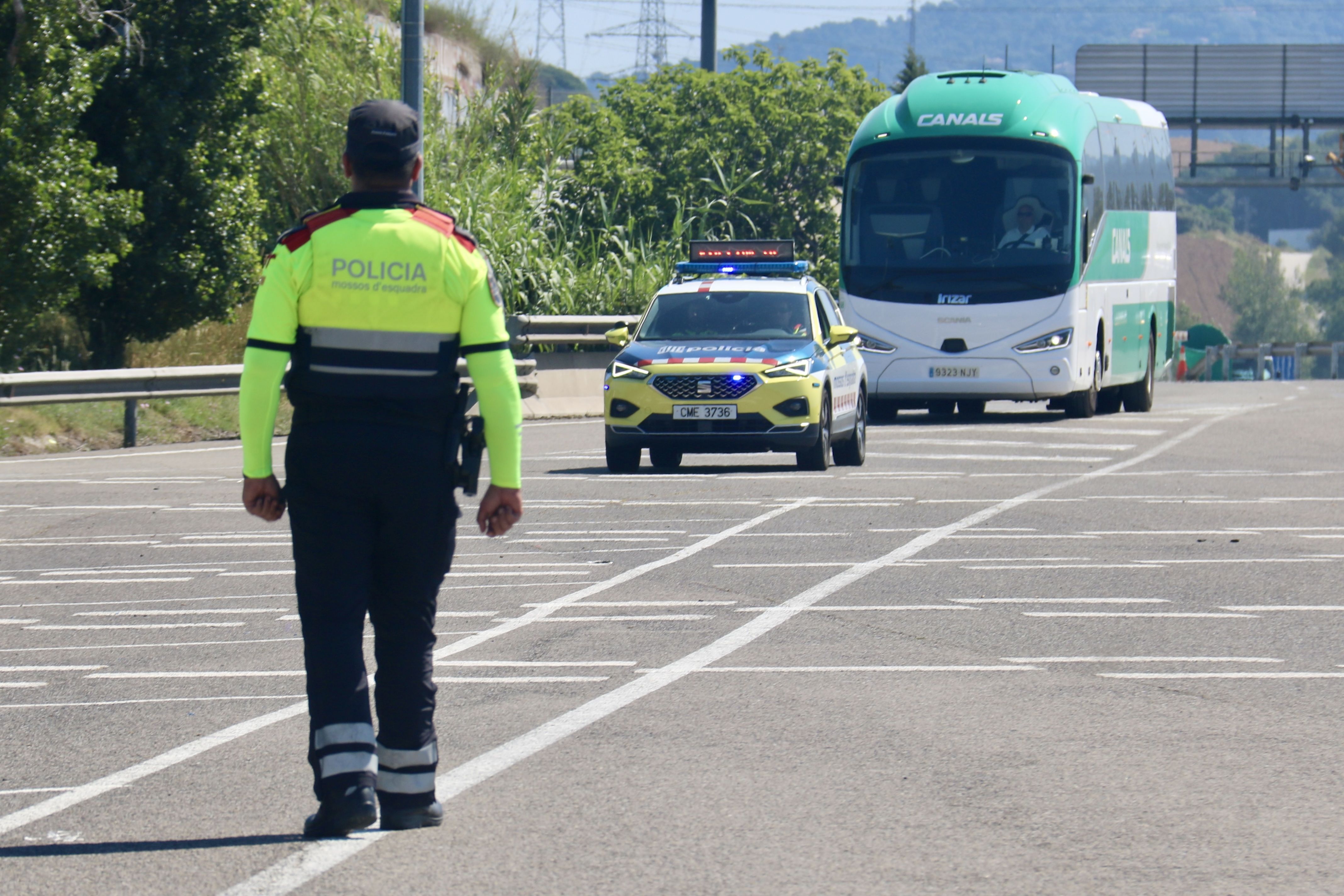 Els mossos intensifiquen els controls d'autocars. FOTO: Albert Segura (ACN)