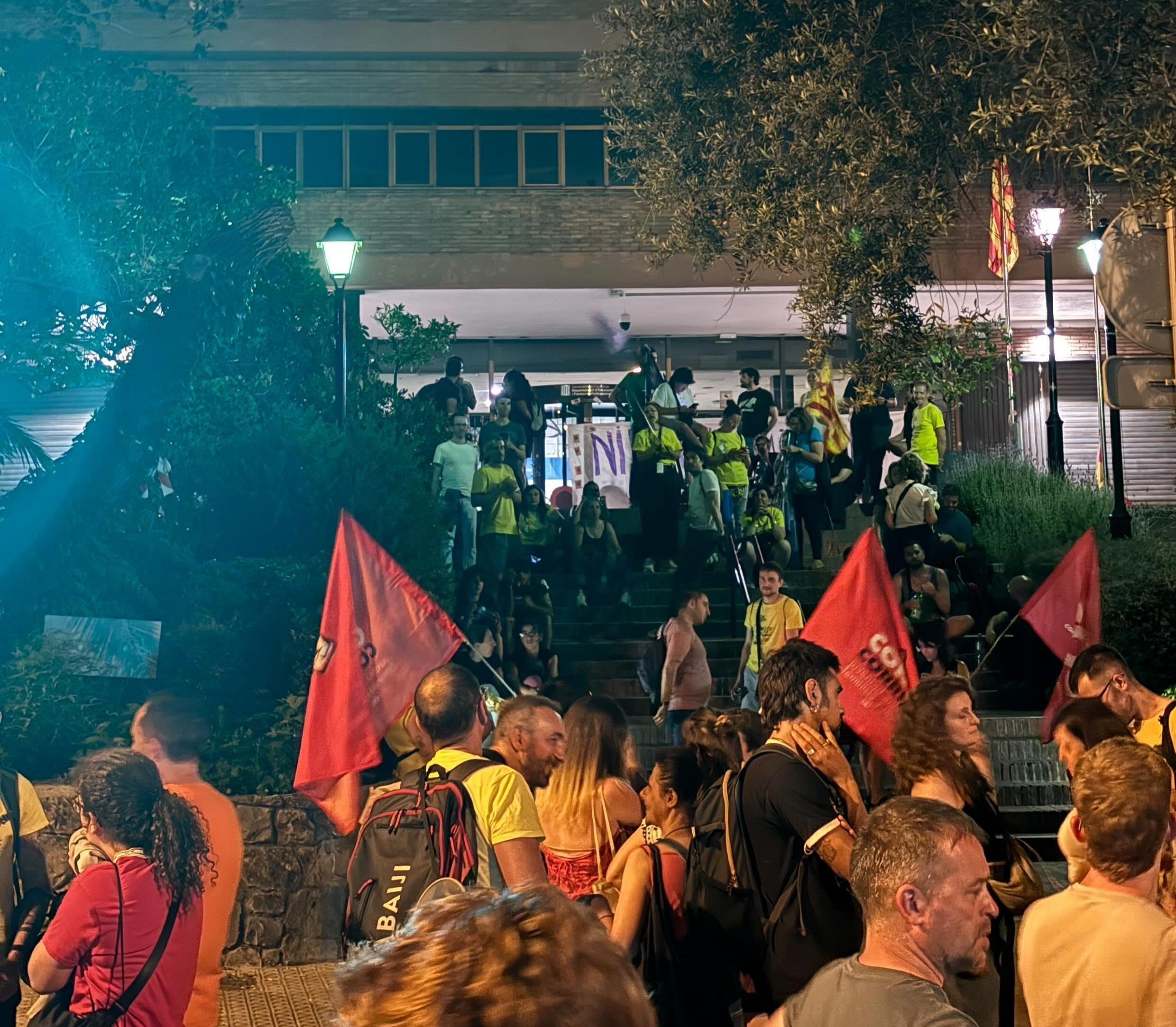 Centenars de persones es concentren aquesta nit davant del Departament d'Educació. FOTO: Marc Rodrigo (Cedida al TOT Ripollet)