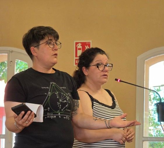 Maite i Begoña, veïnes de Can Mas, a l'audiència ciutadana d'aquest dijous. FOTO Marc Mata