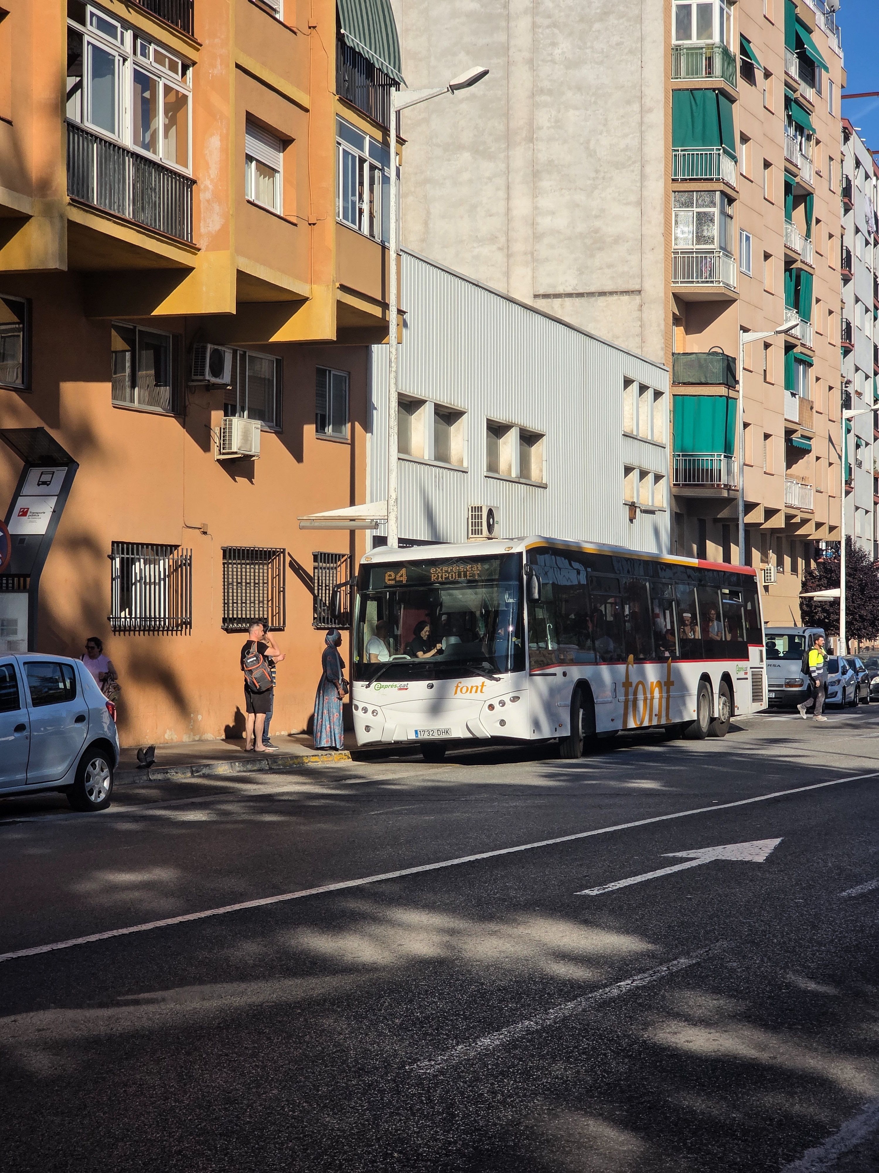 Un autobús de l'e4 a la parada de Balmes en un dia normal. FOTO: Marc Mata 