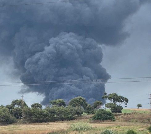 La columna de l'incendi vista des del barri Pinetons de Ripollet. FOTO Marc Mata
