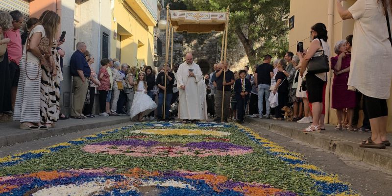 Ripollet celebra el Corpus Christi amb desenes de fidels. FOTO Marc Mata