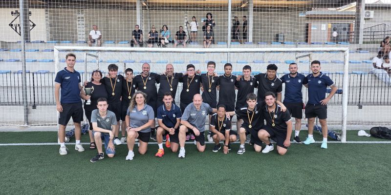 L'equip inclusiu de l'Escola Futbol Base Ripollet amb la copa i l'equip directiu del club. FOTO: Marc Mata