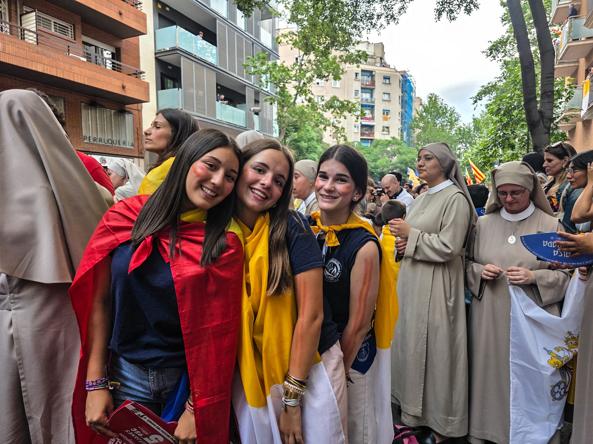 Joves a la visita del Papa Lleó XIV a Catalunya. FOTO: Marc Mata