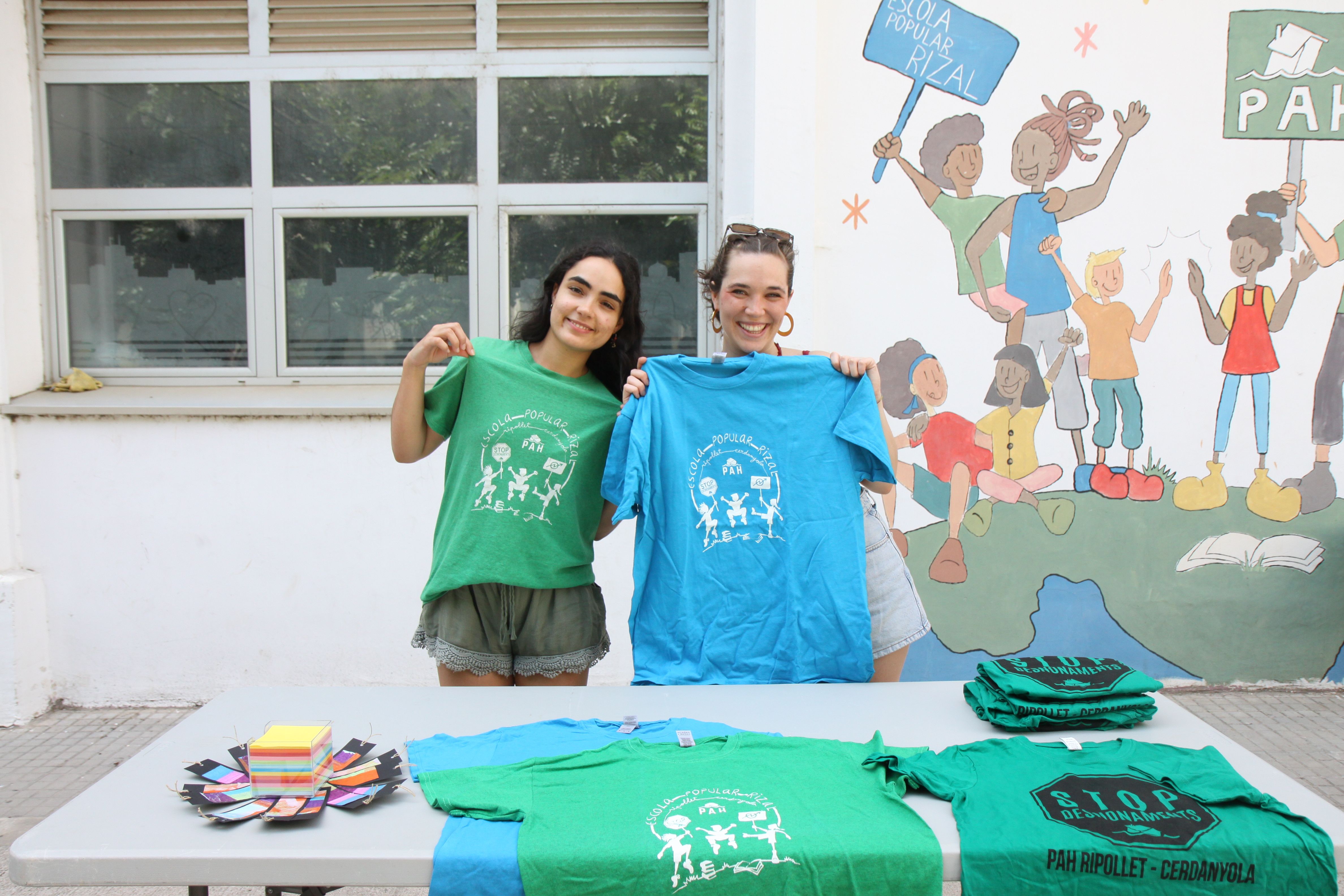 Samarretes per donar suport la PAH i l'Escola. Foto: Laia Jubany
