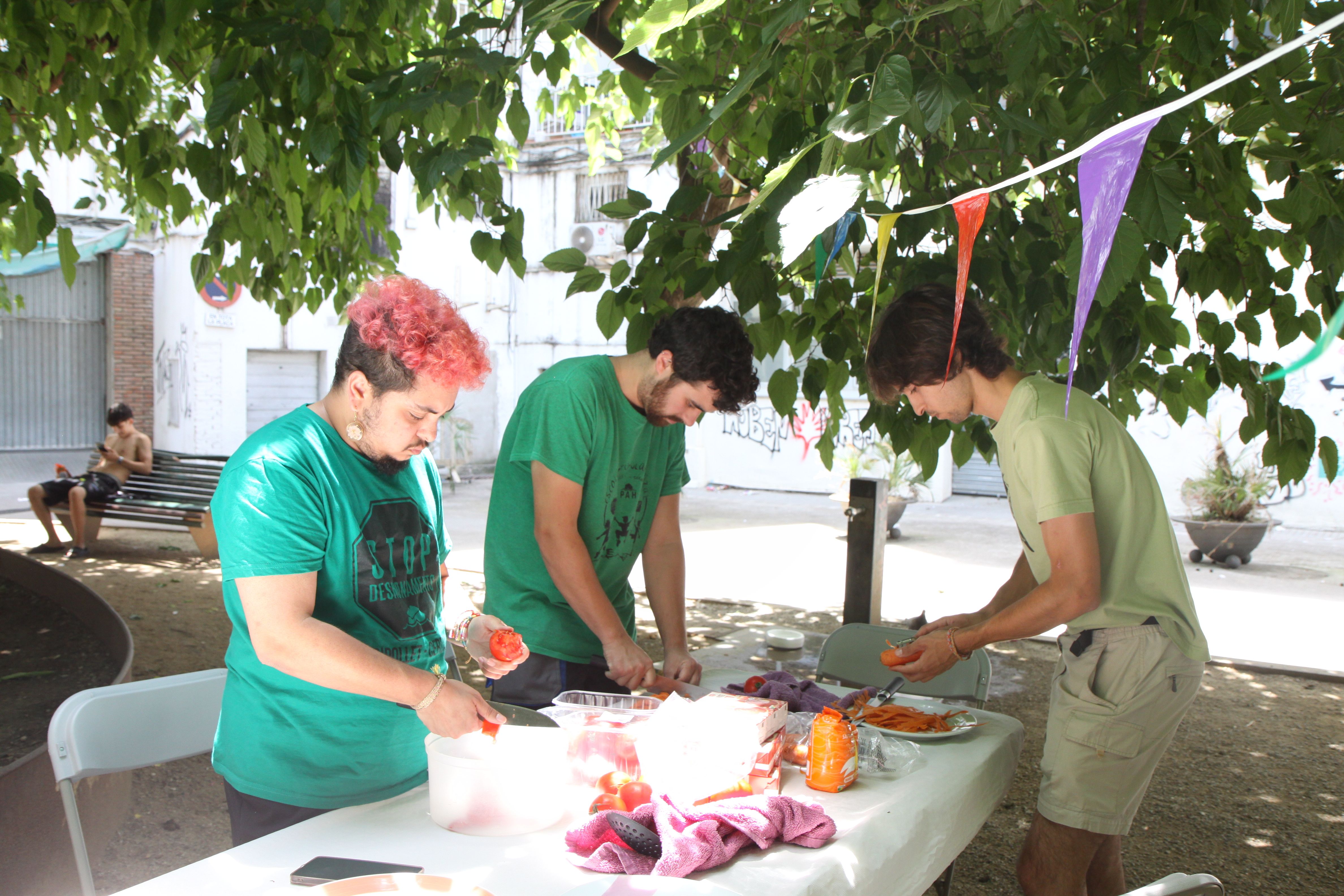 Membres de les entitats preparant el dinar. Foto: Laia Jubany