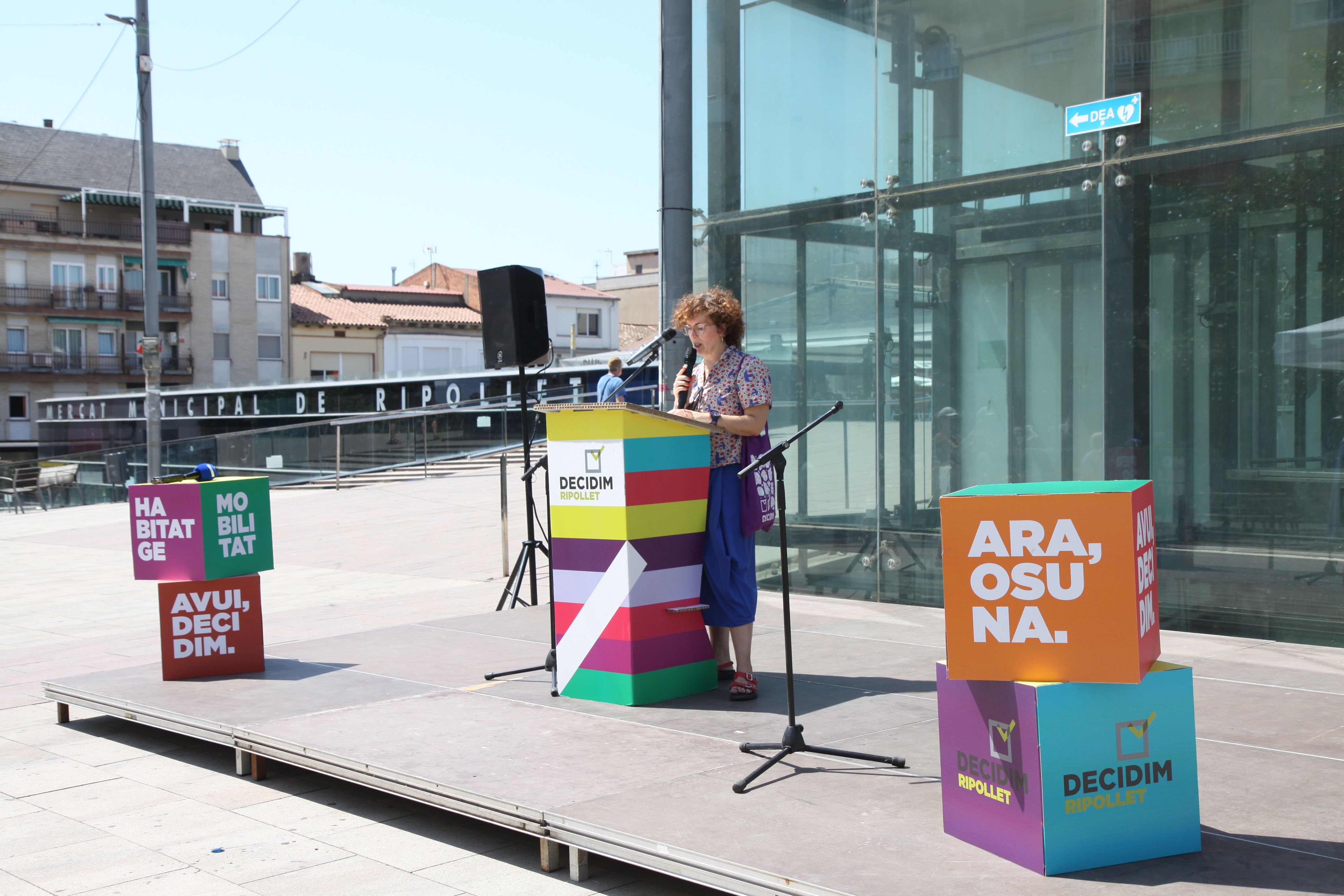 Txell Caler, portaveu de Decidim, a la inauguració de l'acte. Foto: Laia Jubany